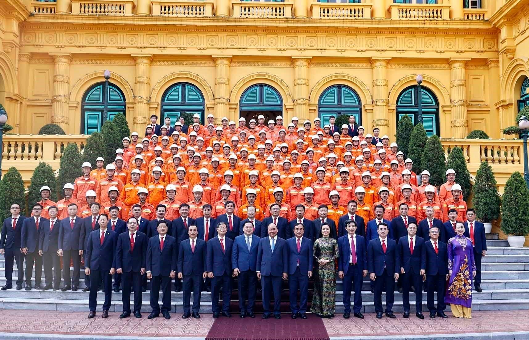 Chủ tịch nước Nguyễn Xuân Phúc với các cán bộ, công nhân lao động giỏi thuộc Tập đoàn Điện lực Việt Nam.