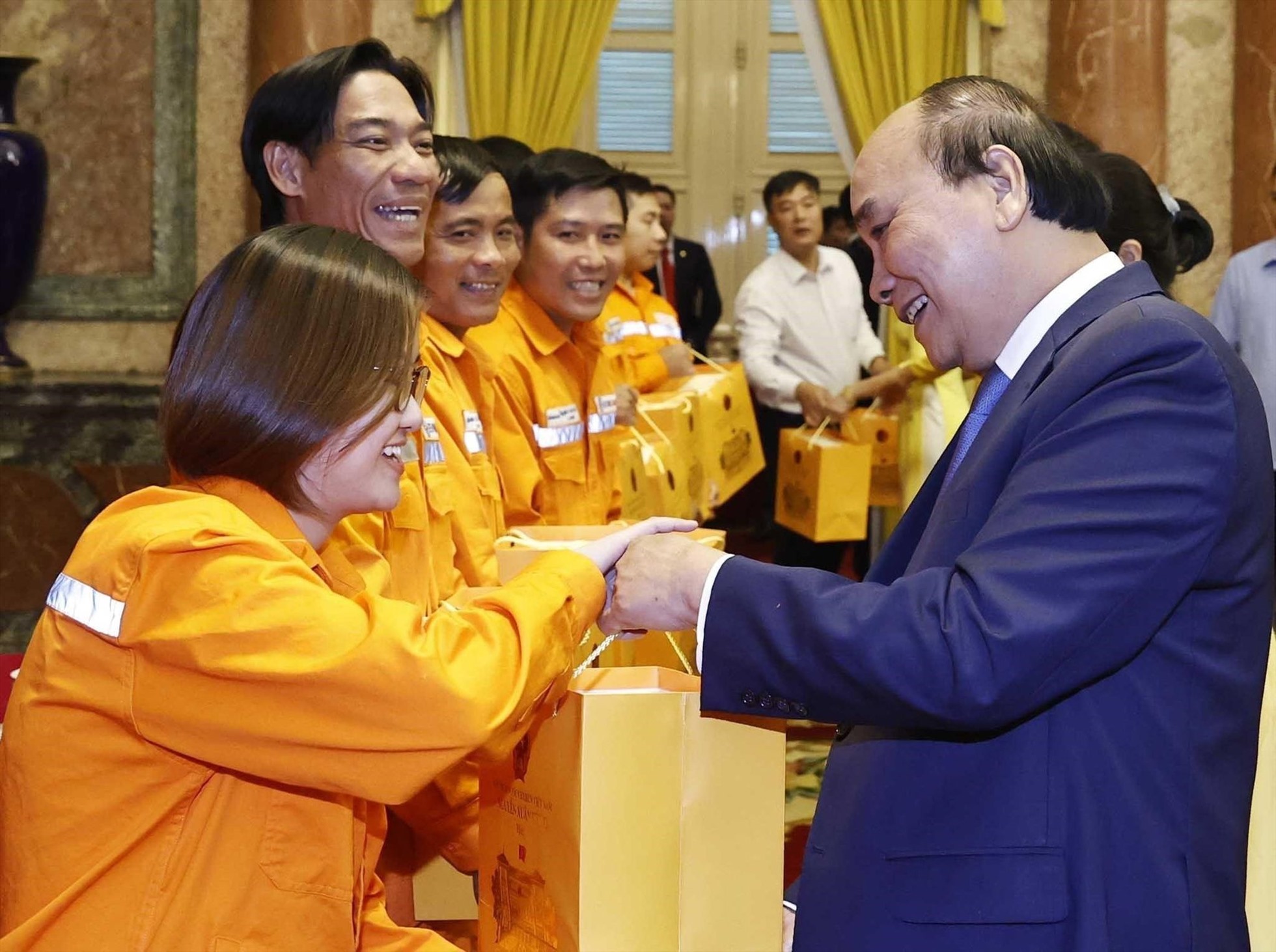 Chủ tịch nước Nguyễn Xuân Phúc tặng quà lưu niệm cho các thợ giỏi thuộc Tập đoàn Điện lực Việt Nam.