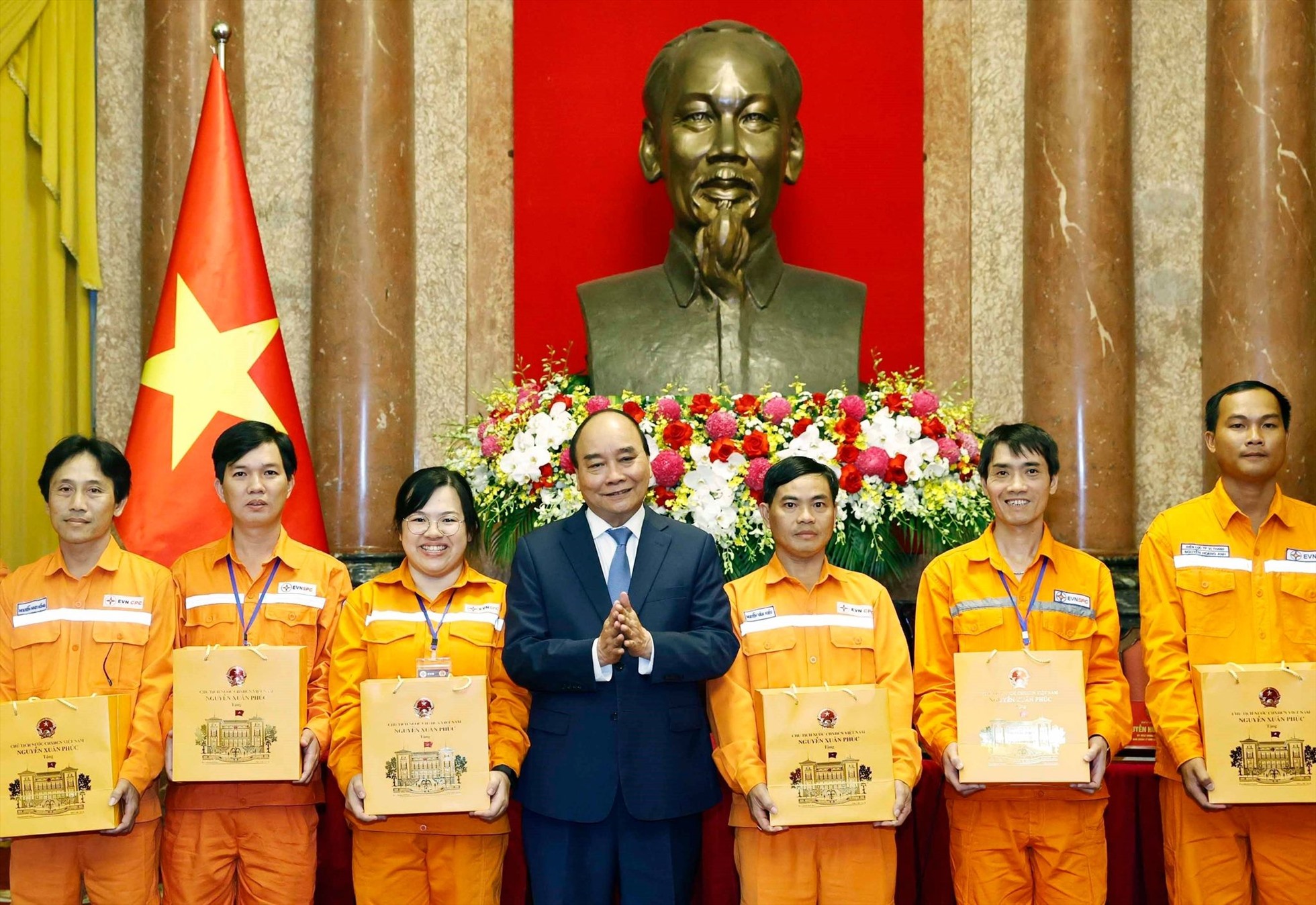 Chủ tịch nước Nguyễn Xuân Phúc tặng quà lưu niệm cho các thợ giỏi thuộc Tập đoàn Điện lực Việt Nam.