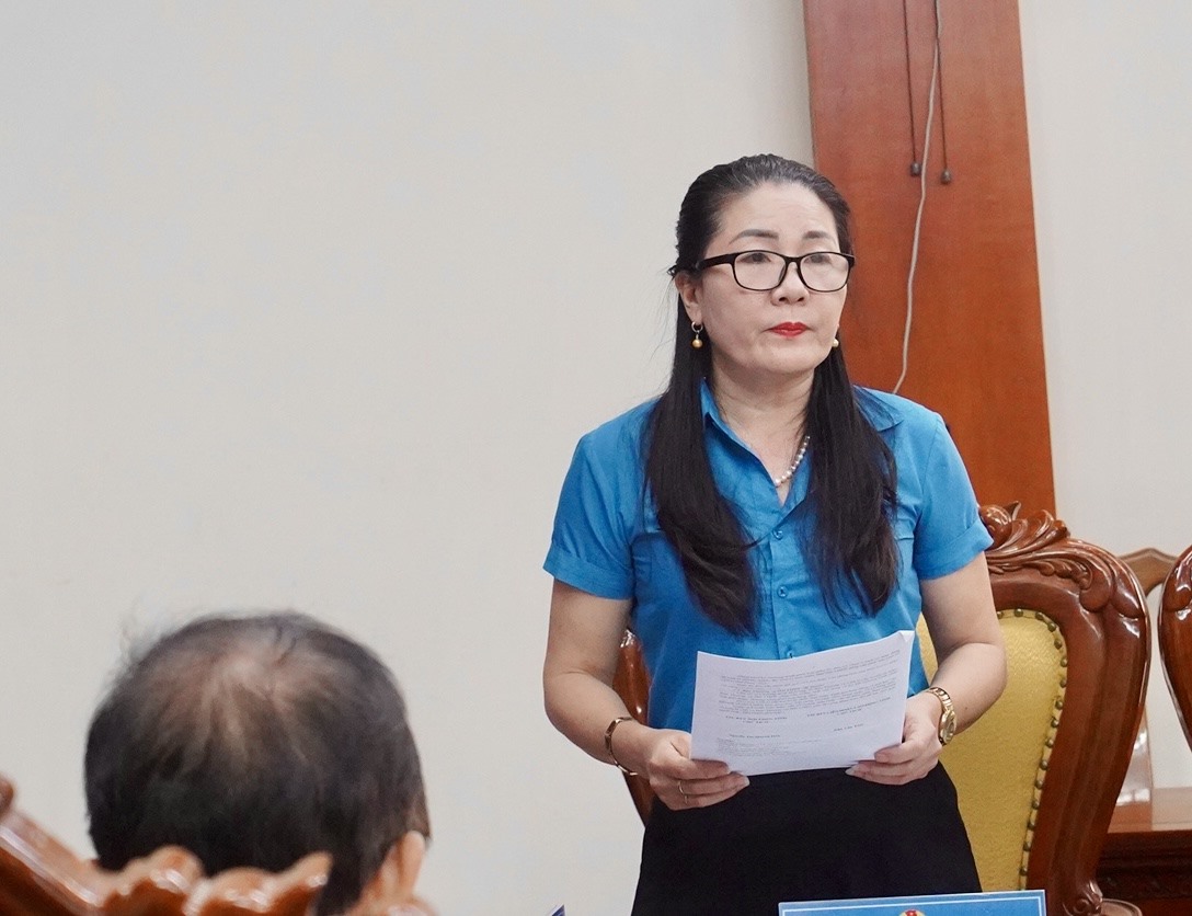 Bà Nguyễn Thị Thu Nhi, Phó Chủ tịch Liên đoàn Lao động tỉnh trình bày những nội dung trong chương trình phối hợp giai đoạn 2022 - 2027. Ảnh: Quỳnh Trang