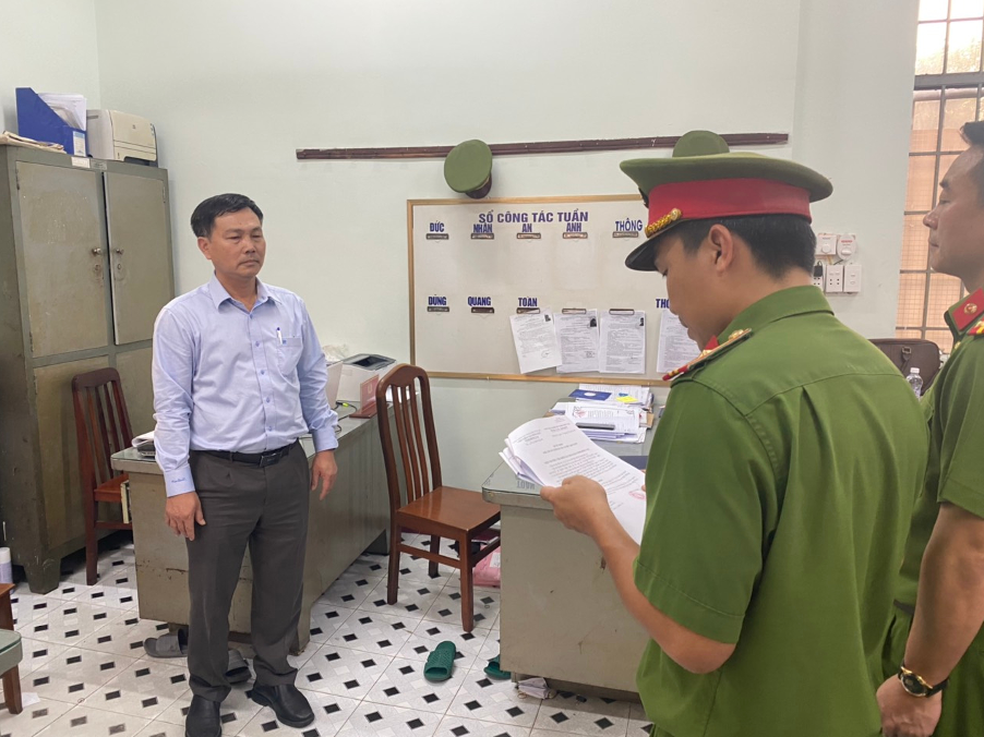 Cơ quan điều tra thi hành Lệnh bắt bị can để tạm giam đối với Nguyễn Văn Hồng. Ảnh: CA ĐN