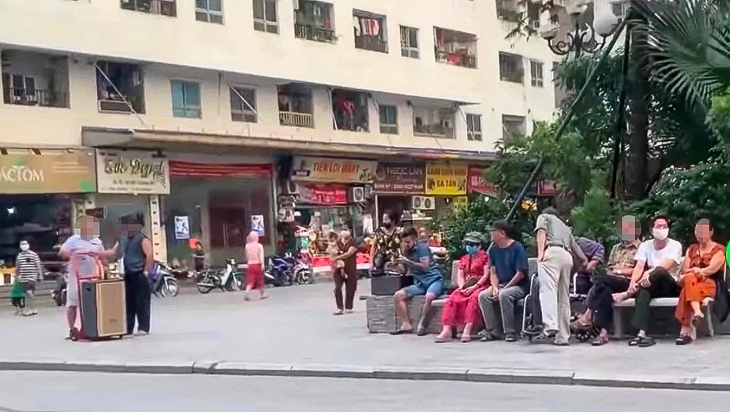 Vụ việc cư dân chung cư HH Linh Đàm dùng loa kéo bật nhạc đám ma để phản ứng tiếng ồn do nhiều người cao tuổi tụ tập gây ra. Ảnh chụp màn hình