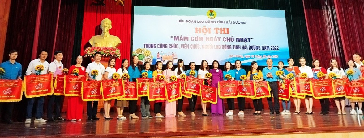 Lãnh đạo Liên đoàn Lao động tỉnh Hải Dương trao giải thưởng cho các đội tham gia. Ảnh: DT.