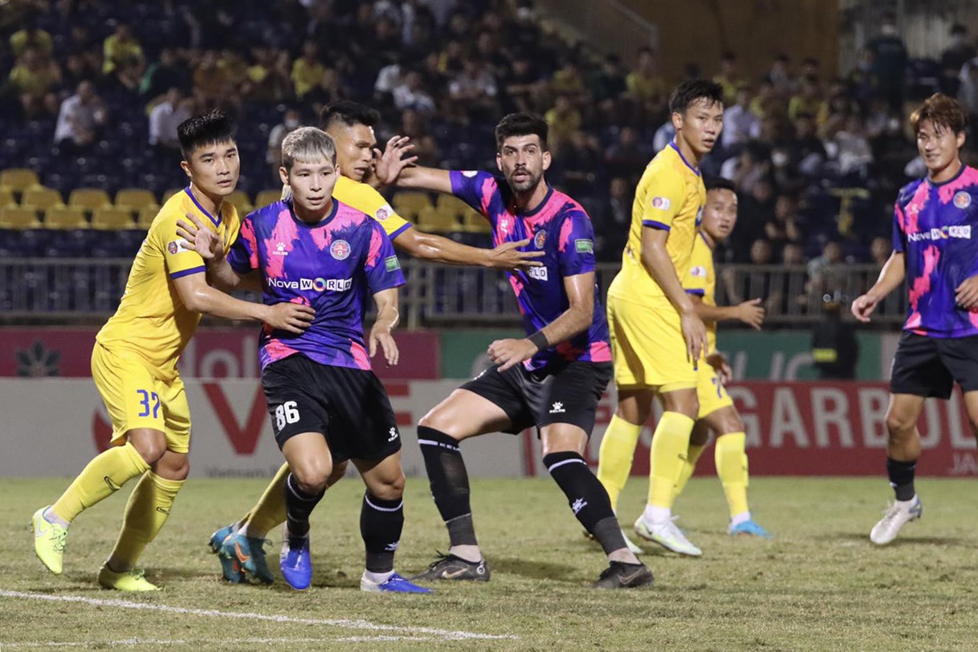 Sài Gòn FC triển khai thế trận hợp lý trước Sông Lam Nghệ An. Ảnh: SGFC