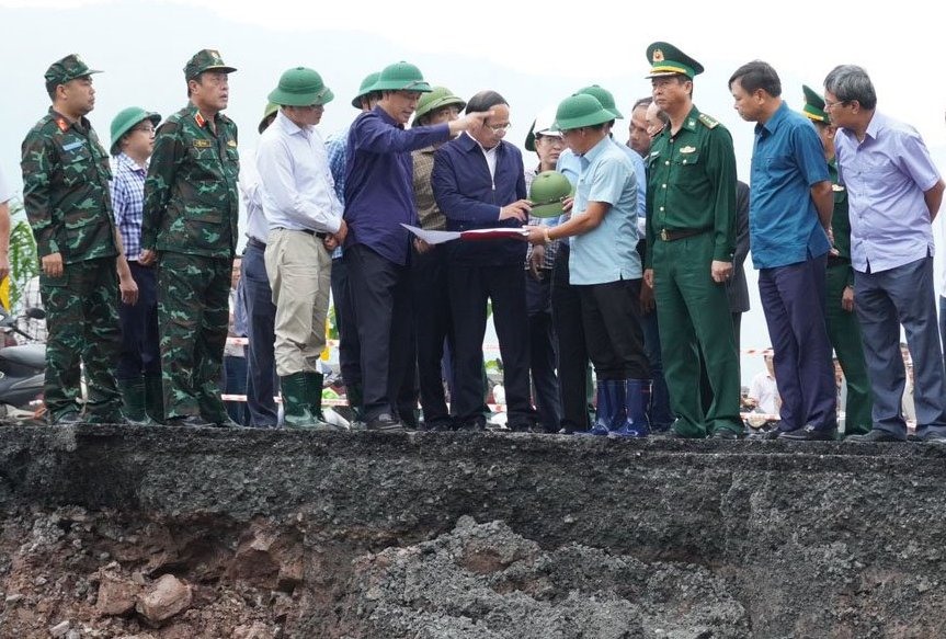 Đoàn công tác do Phó Thủ tướng Lê Văn Thành làm trưởng đoàn đến kiểm tra tình hình khắc phục sạt lở do mưa to tại Quảng Trị. Ảnh: HT.