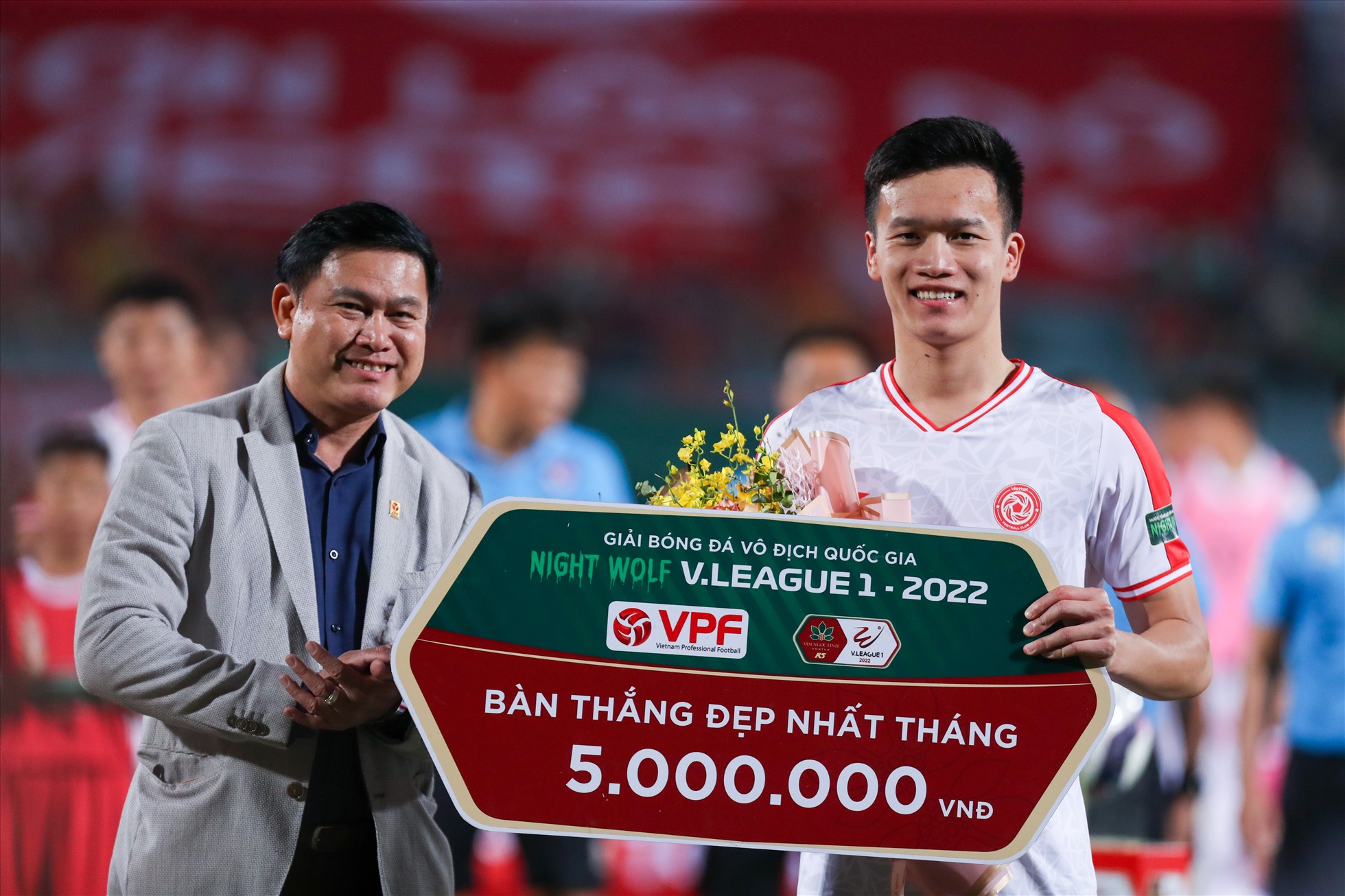 Trước trận đấu giữa Viettel và Hoàng Anh Gia Lai tại vòng 20 Night Wolf V.League 2022 diễn ra lúc 19h15 tối nay (18.10), tiền vệ Nguyễn Hoàng Đức nhận danh hiêu cầu thủ xuất sắc nhất tháng 9 và bàn thắng đẹp nhất tháng 9.