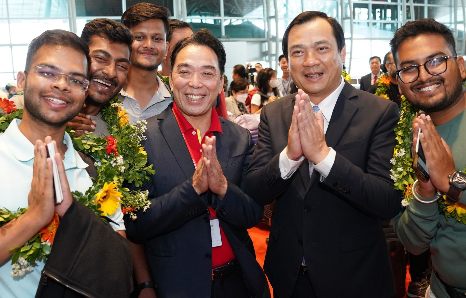 Tổng cục trưởng Tổng cục Du lịch Nguyễn Trùng Khánh (thứ 2 từ phải sang) và Thành viên HĐQT Vietjet Nguyễn Anh Tuấn (thứ 3 từ phải sang) tặng hoa chào mừng hành khách.