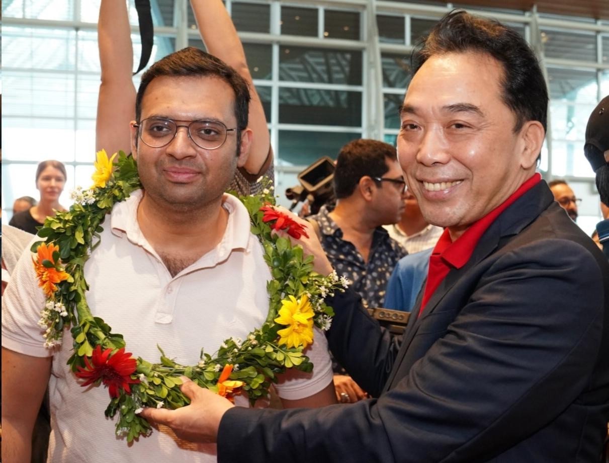 Tổng cục trưởng Tổng cục Du lịch Nguyễn Trùng Khánh (thứ 2 từ phải sang) và Thành viên HĐQT Vietjet Nguyễn Anh Tuấn (thứ 3 từ phải sang) tặng hoa chào mừng hành khách.
