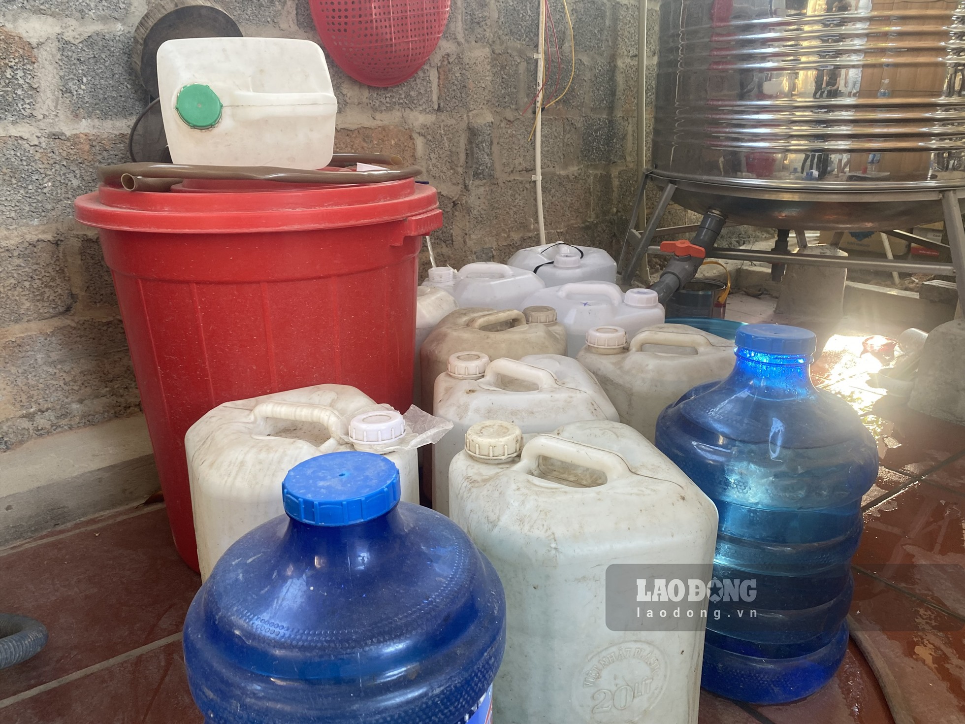 Để khắc phục tạm thời tình trạng mất nước, người dân đã phải đi xin nước tích trữ phục vụ sinh hoạt. Ảnh: Kiên Nguyễn