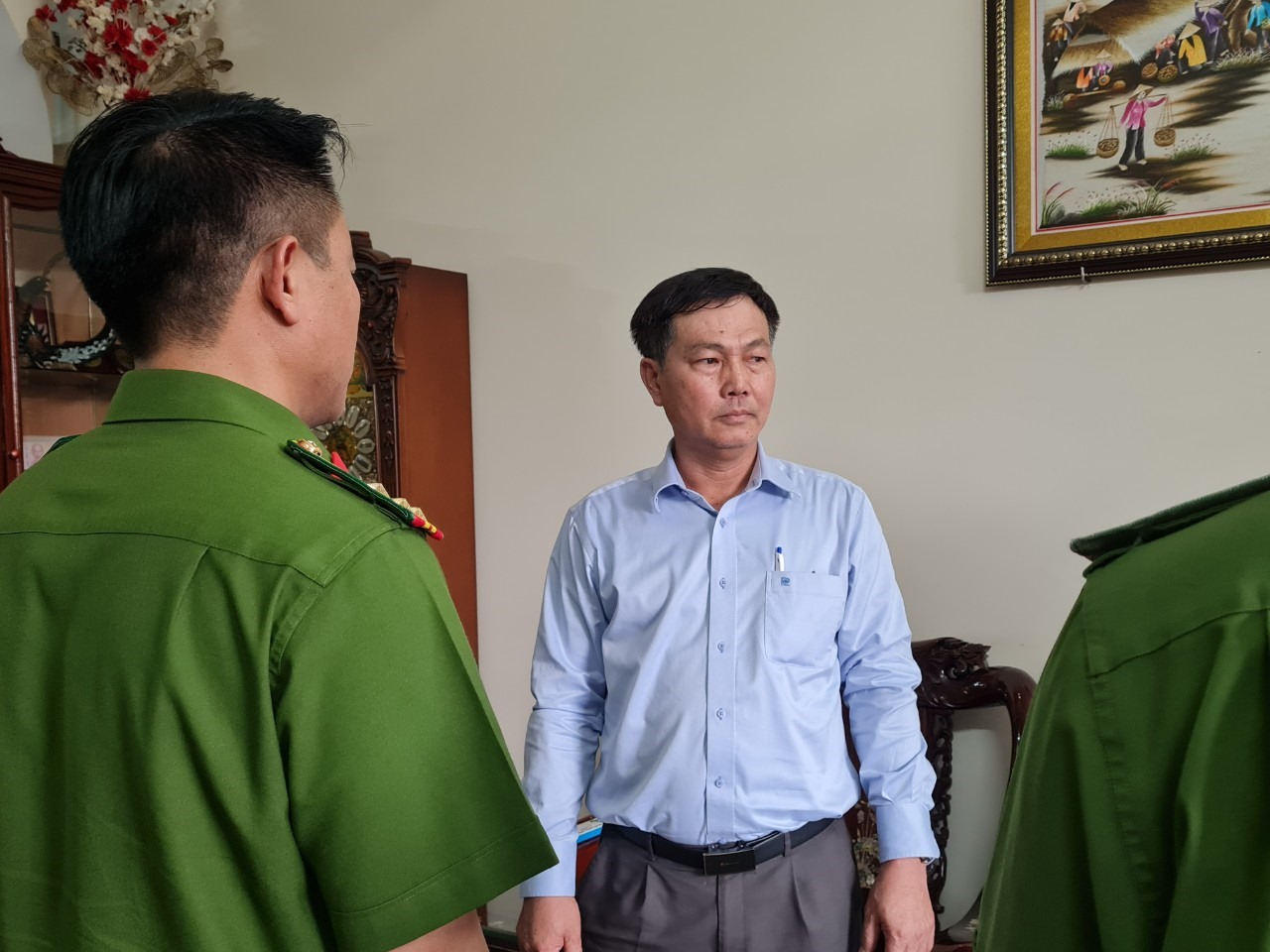 Cơ quan điều tra thi hành Lệnh bắt bị can để tạm giam đối với Nguyễn Văn Hồng. Ảnh: CA ĐN