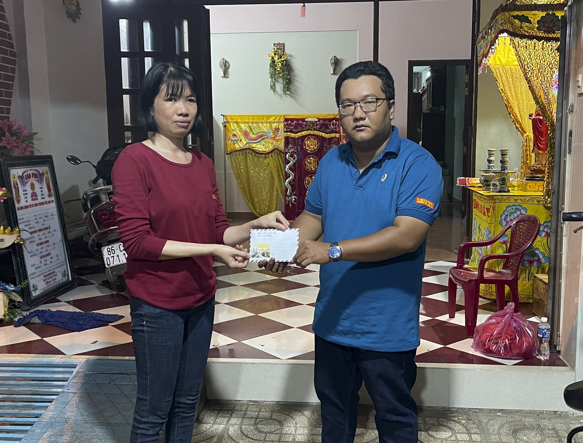 Đại diện Quỹ Xã hội từ thiện Tấm lòng Vàng trao hỗ trợ cho vợ của nạn nhân Huỳnh Tấn Phước. Ảnh: DT