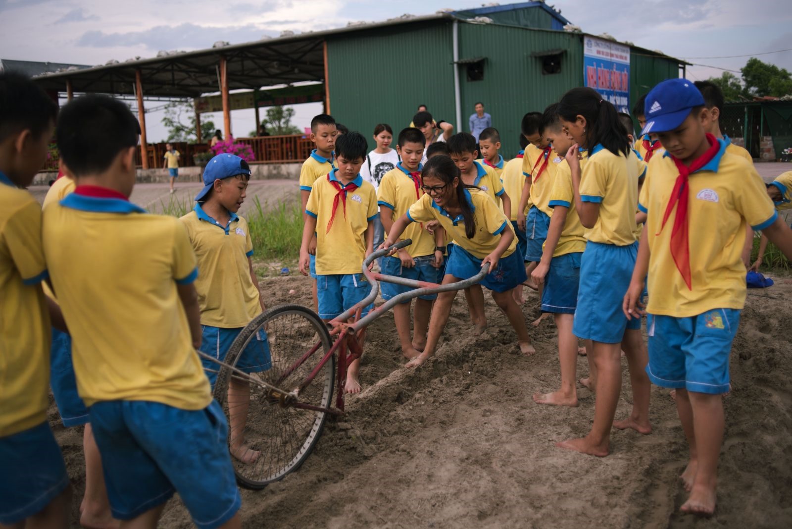 Học sinh Tiểu học Hà Tĩnh tham gia hoạt động trải nghiệm sáng tạo. Ảnh: La Giang