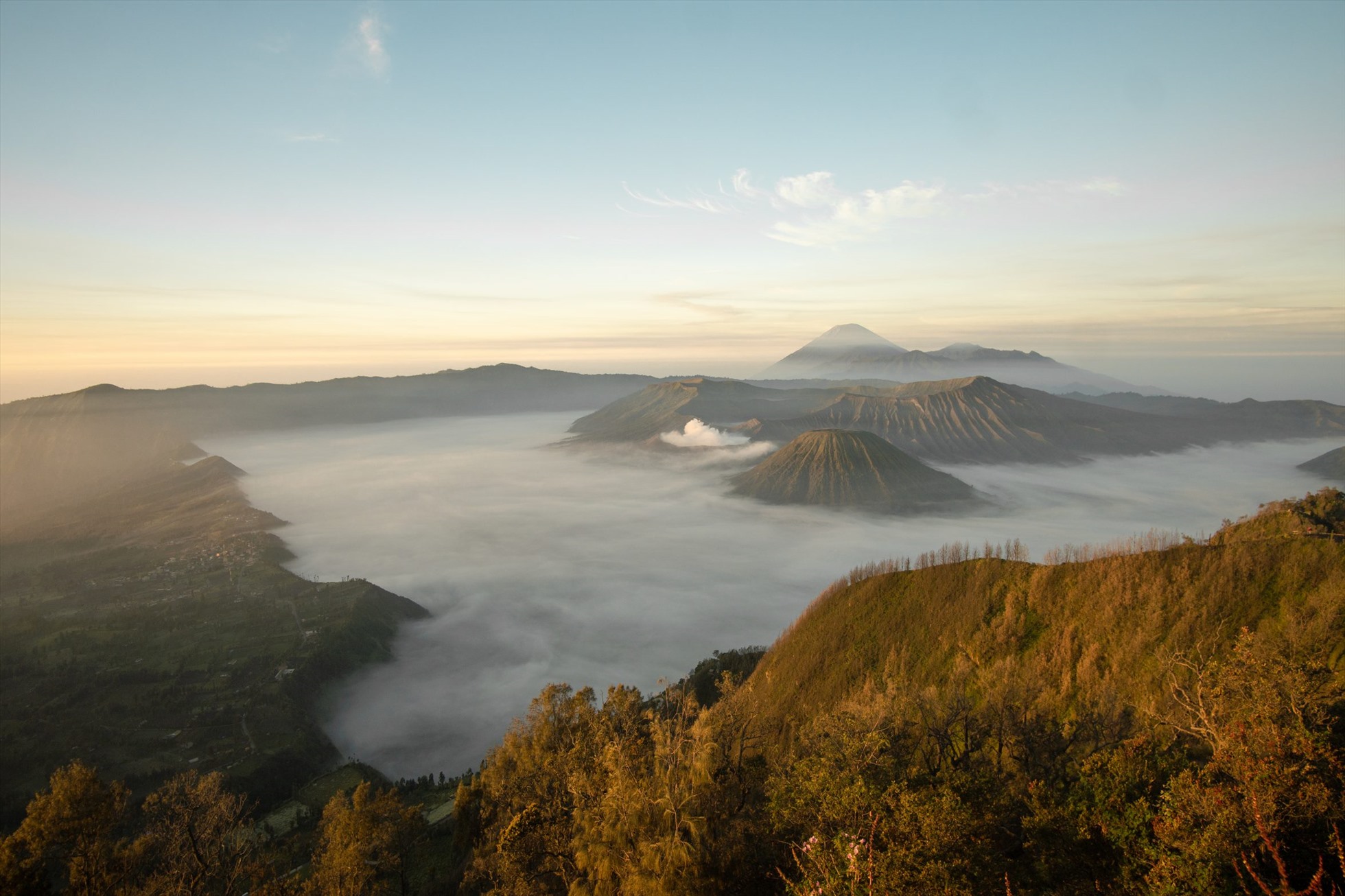 Toàn cảnh nhìn từ điểm nhìn ra đỉnh Bromo. Ảnh: Huy Đức