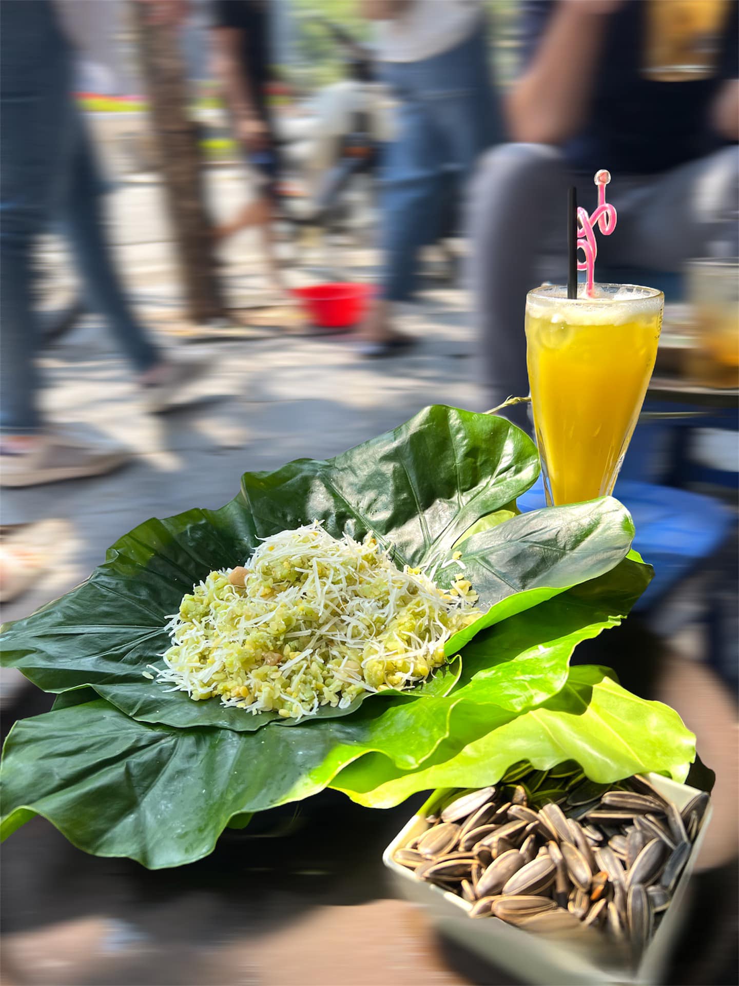 Thưởng thức chút xôi cốm thơm ngậy tận hưởng Hà Nội mùa thu Ảnh: Hà Bi
