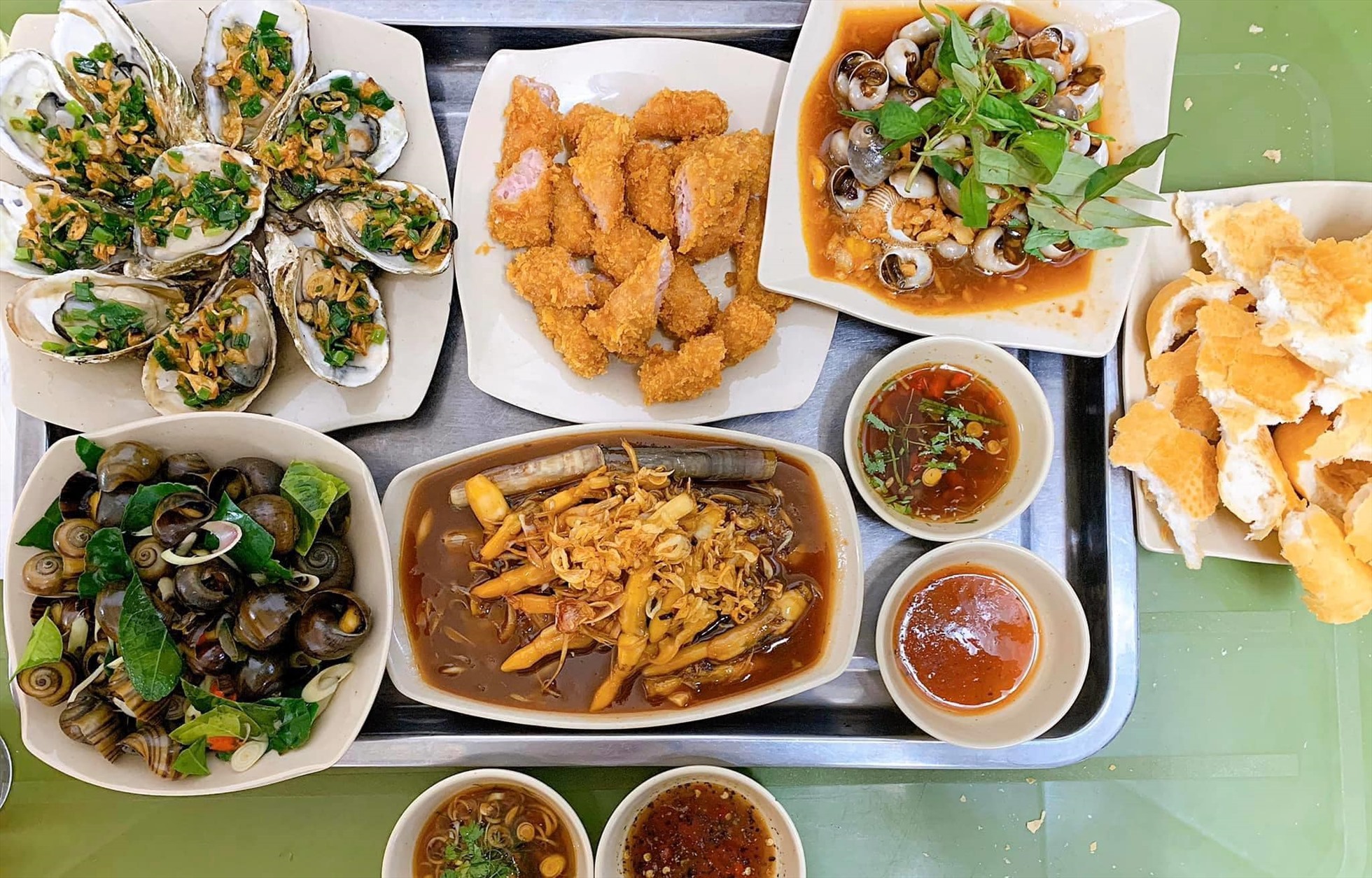 Ốc luộc và các loại sốt đa dạng ăn kèm với bánh mì nhất định nên thử Ảnh: Ốc Lan Béo Hải Phòng - Số 2B Đặng Văn Ngữ