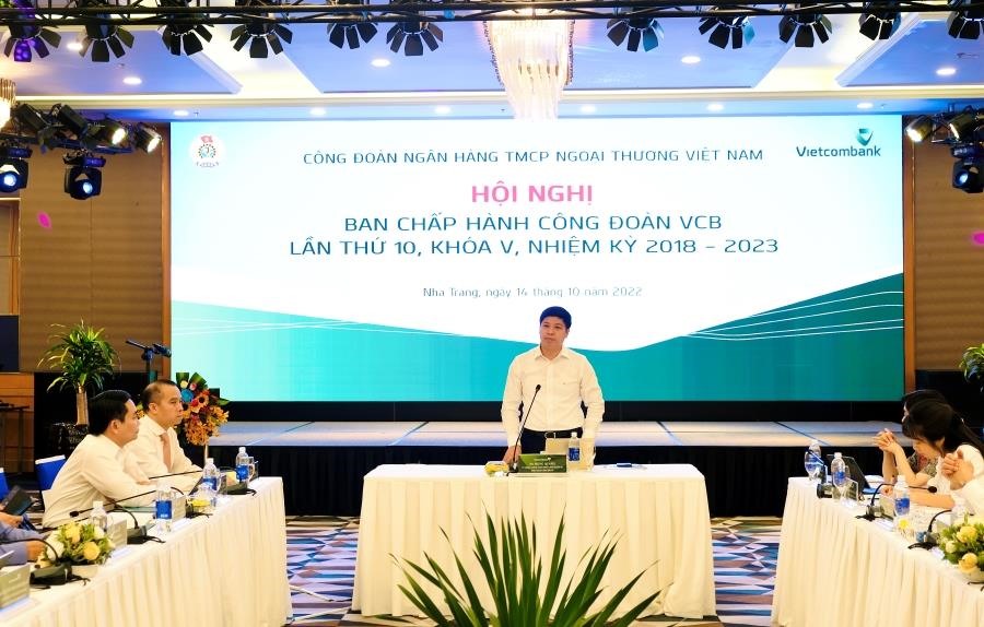 Đồng chí Hồng Quang - Chủ tịch Công đoàn Vietcombank phát biểu khai mạc hội nghị. Ảnh: NH