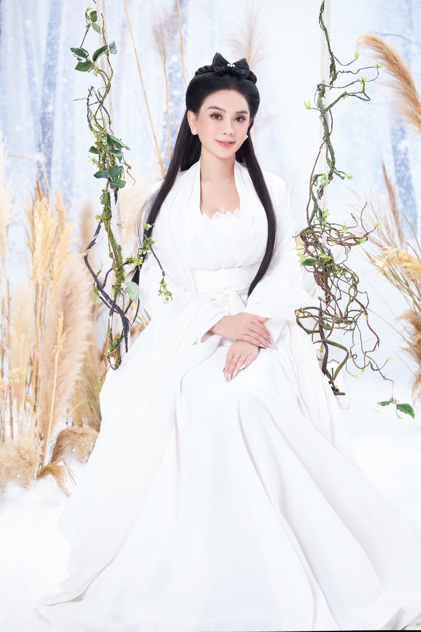 Lâm Khánh Chi là người đẹp thích hóa thân trong tạo hình mĩ nhân cổ trang. Sau bộ ảnh hóa Bạch Xà - Bạch Tố Trinh, nữ ca sĩ chuyển giới tung bộ ảnh với trang phục và tạo hình Tiểu Long Nữ.