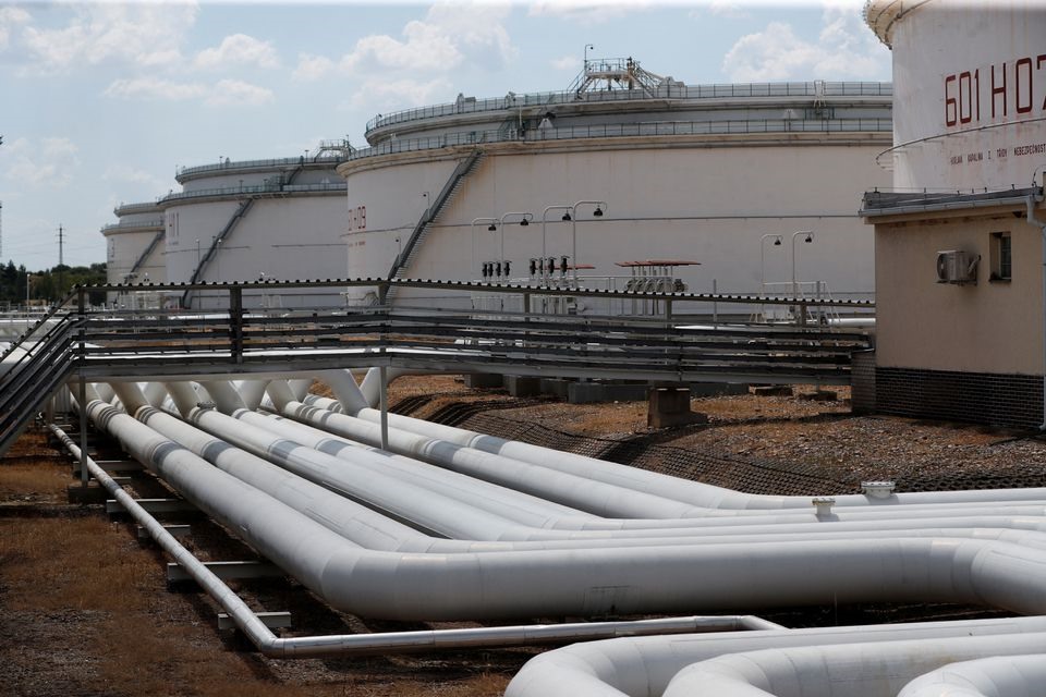 Bồn chứa dầu ở trung tâm Mero, nơi vận chuyển dầu thô qua đường ống dẫn dầu Druzhba, gần Nelahozeves, Cộng hòa Czech, ngày 10.8.2022. Ảnh: Reuters