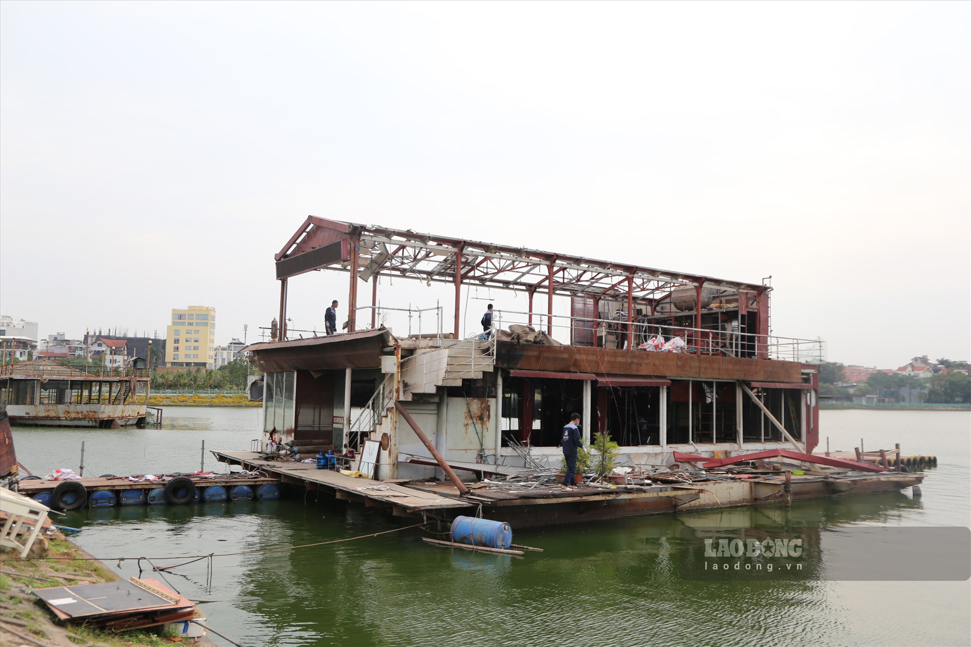 Chiếc du thuyền được tháo dỡ là một trong bảy chiếc bị bỏ hoang ở ở Đầm (phường Nhật Tân, quận Tây Hồ). Sáng 19.10, theo ghi nhận của Lao Động, UBND quận Tây Hồ lập chốt, điều máy cẩu tới phối hợp với doanh nghiệp tháo dỡ tàu thuyền bị bỏ hoang tại đây.