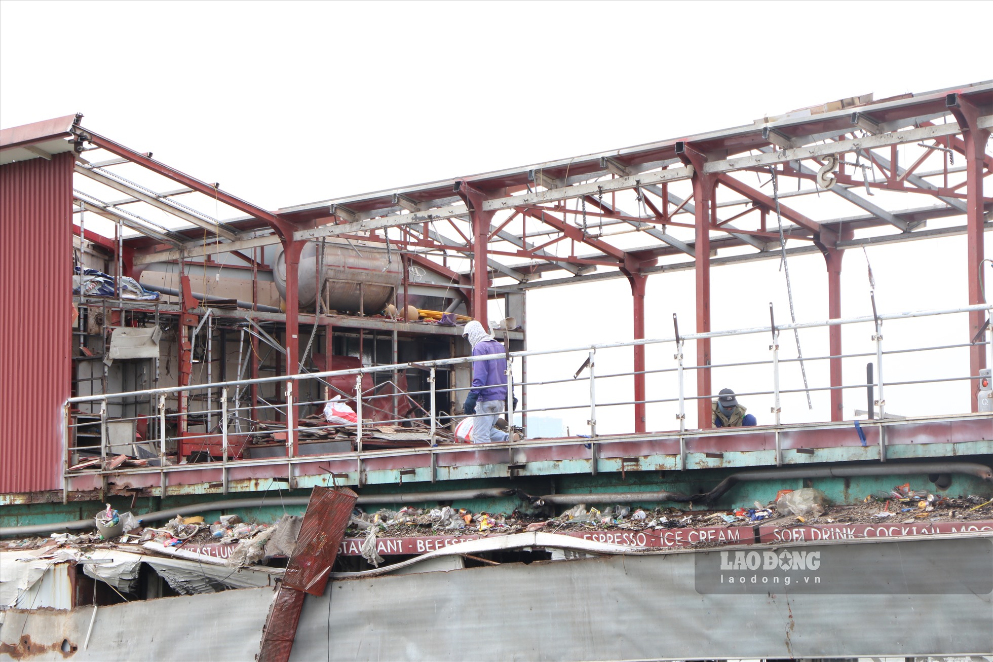 Một trong những du thuyền bị bỏ hoang tại Đầm Bảy đang được các công nhân tháo dỡ khung sắt tầng 2.