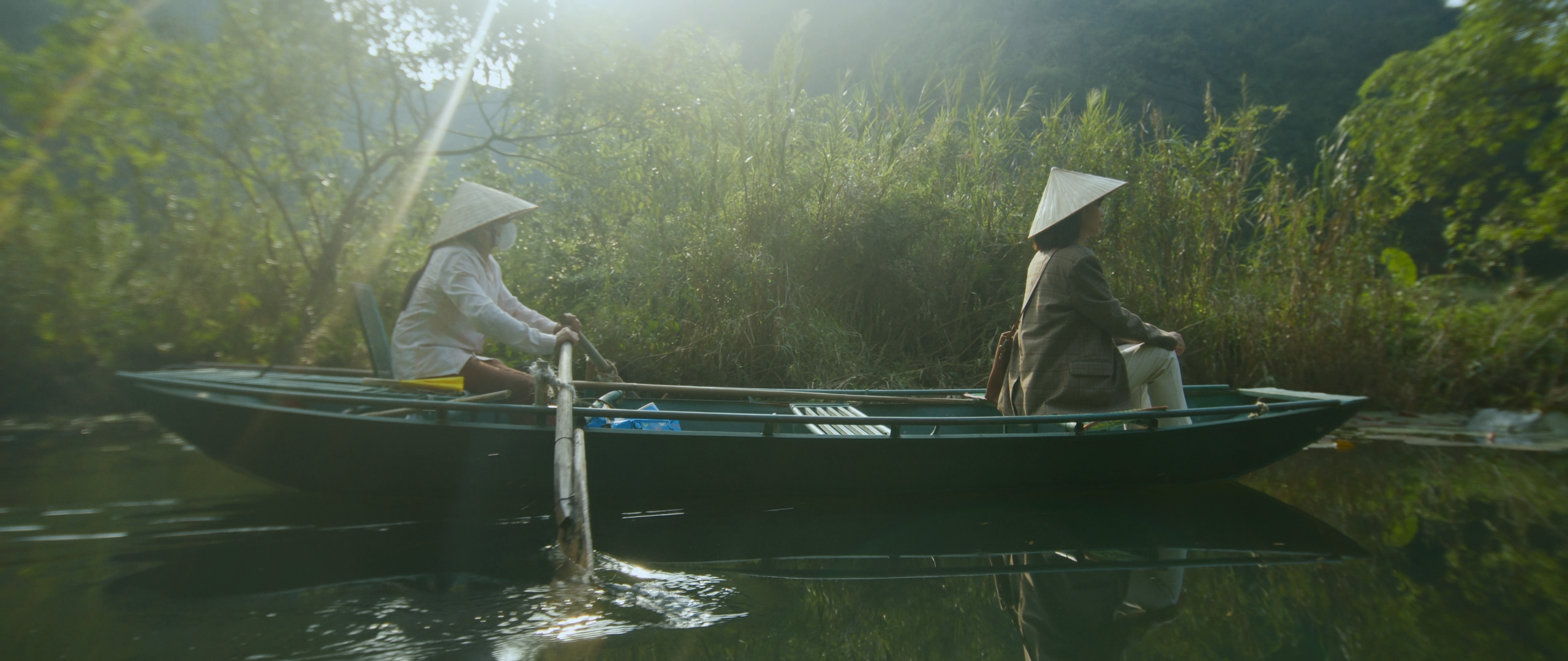 Ngoài câu chuyện MV “Đông Tây Nam Bắc, khán giả được dịp vi vu khắp các tỉnh Việt Nam qua những khung cảnh thiên nhiên, núi đồi hùng vĩ hay cuộc sống thường nhật bình dị của người vùng cao thông qua MV.