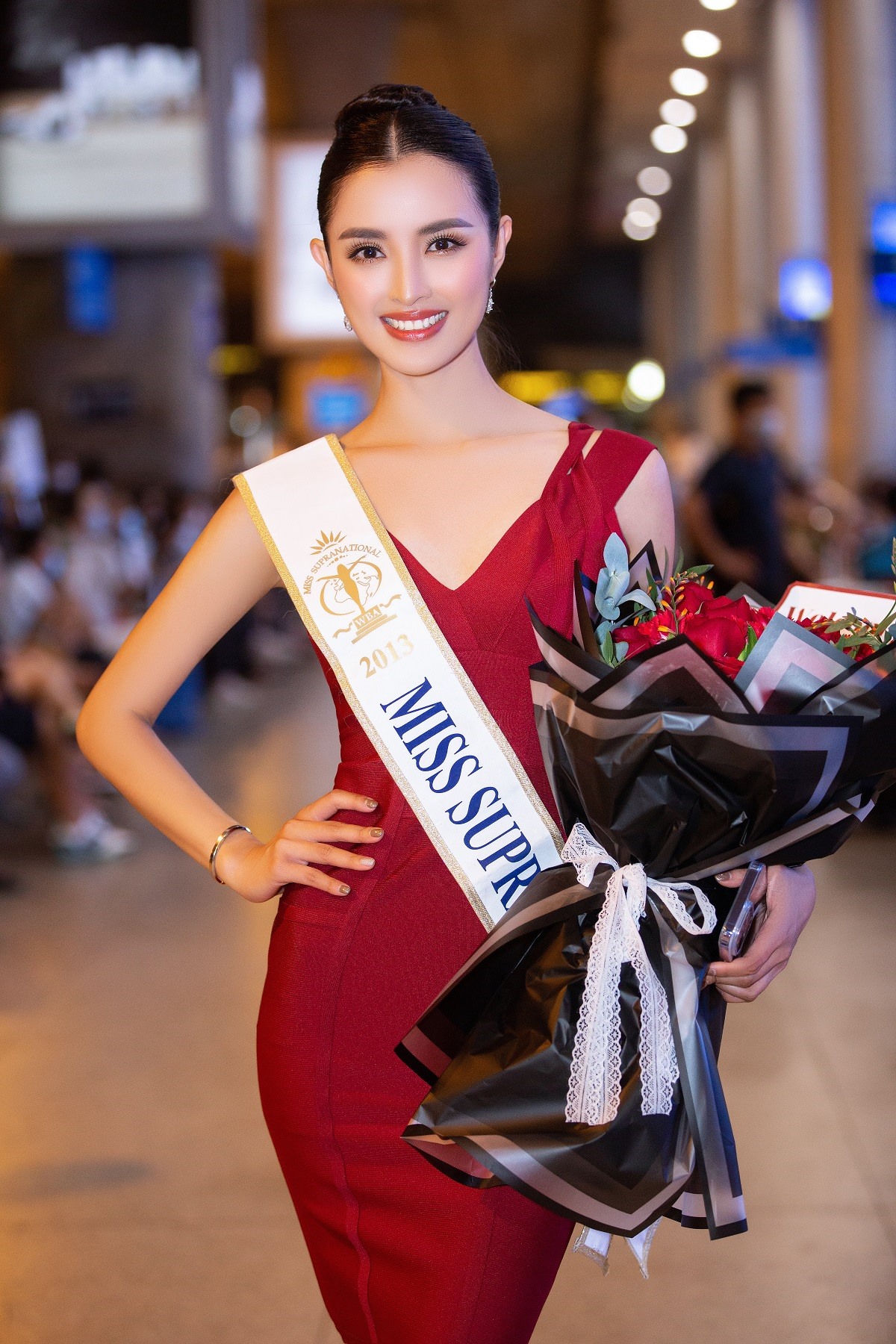 Hoa hậu Siêu quốc gia 2013 gửi lời chào tới khán giả khi đến Việt Nam