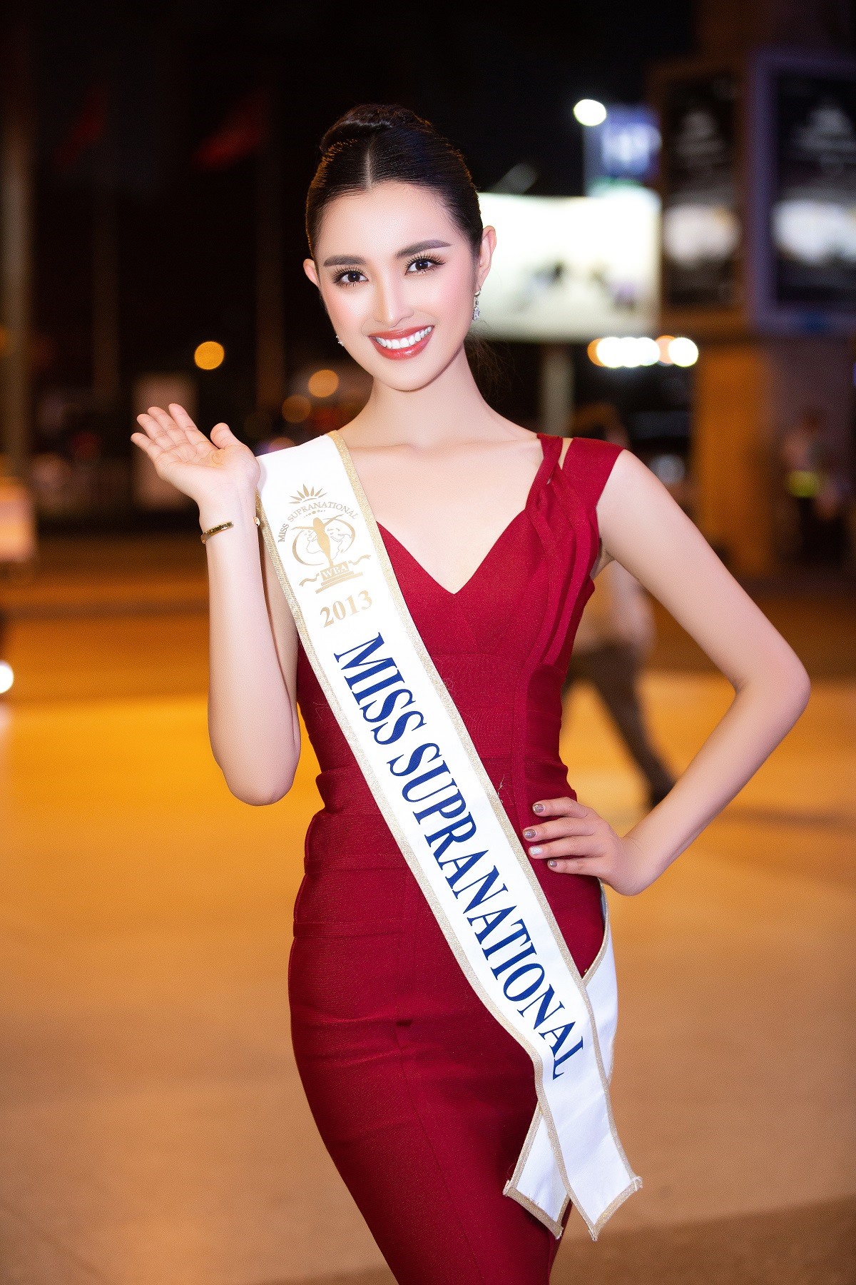 Xuất hiện tại sân bay Tân Sơn Nhất, Hoa hậu Siêu quốc gia 2013 rạng rỡ trong một chiếc đầm đỏ đơn giản với kiểu tóc búi cao nhưng vẫn tôn lên được nhan sắc tựa như nữ thần của mình. Đây sẽ là lần thứ tư Mutya Johanna Datul đến Việt Nam, sau chuyến đi đầu tiên vào năm 2019.