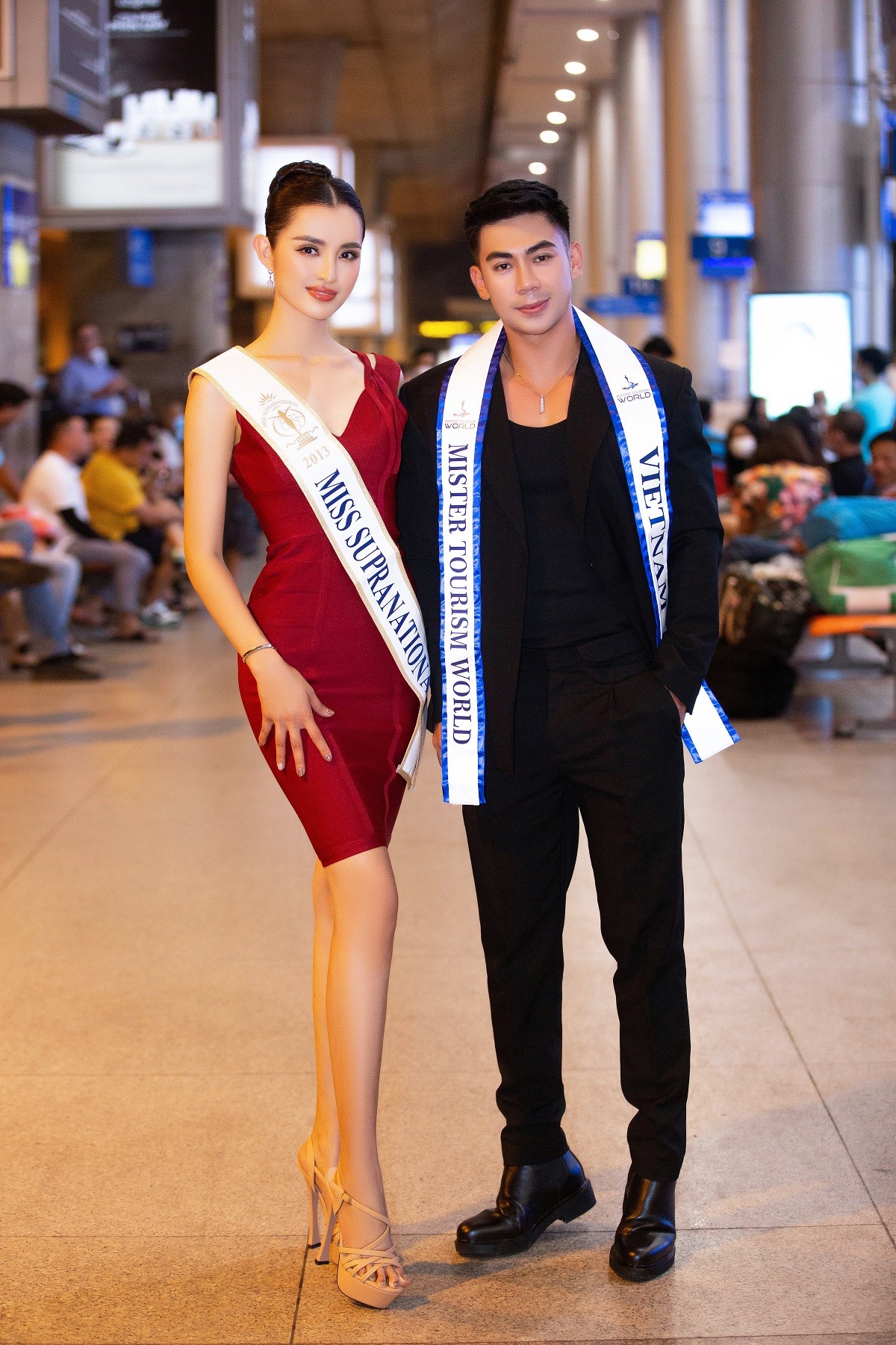 Hoa hậu Siêu quốc gia 2013 diện trang phục trẻ trung và thoải mái cùng sự háo hức khi được tiếp đón tận tình. Cô hội ngộ Mister Tourism Vietnam 2022 Phùng Phước Thịnh. Được biết cả hai khá thân thiết khi đại diện Việt Nam sẽ tham dự Mister Tourism World vào tháng 1/2023 tại Philippines.