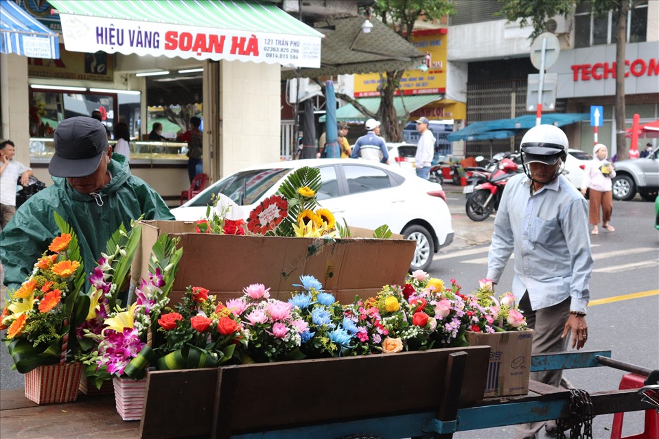 Dù chiều nhiều thiệt hại sau bão nhưng các tiểu thương tại chợ Hàn vẫn nhộn nhịp vận chuyển hoa cho du khách.