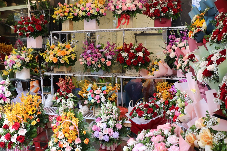 Dù vắng vẻ hơn mọi năm nhưng thị trường hoa ở Đà Nẵng vẫn giữ mức giá ổn định trước ngày 20.10.