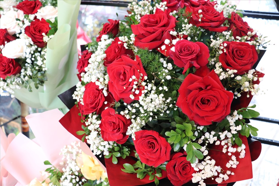 Hoa hồng đang được bán với giá 8.000 đồng/bông, tăng gấp đôi so với ngày thường.