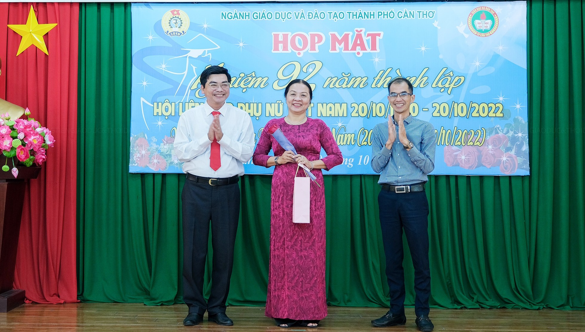 Lãnh đạo ngành Giáo dục Cần Thơ trao tặng hoa và quà cho Phó Chủ tịch thường trực LĐLĐ TP. Cần Thơ Huỳnh Thị Hiền.