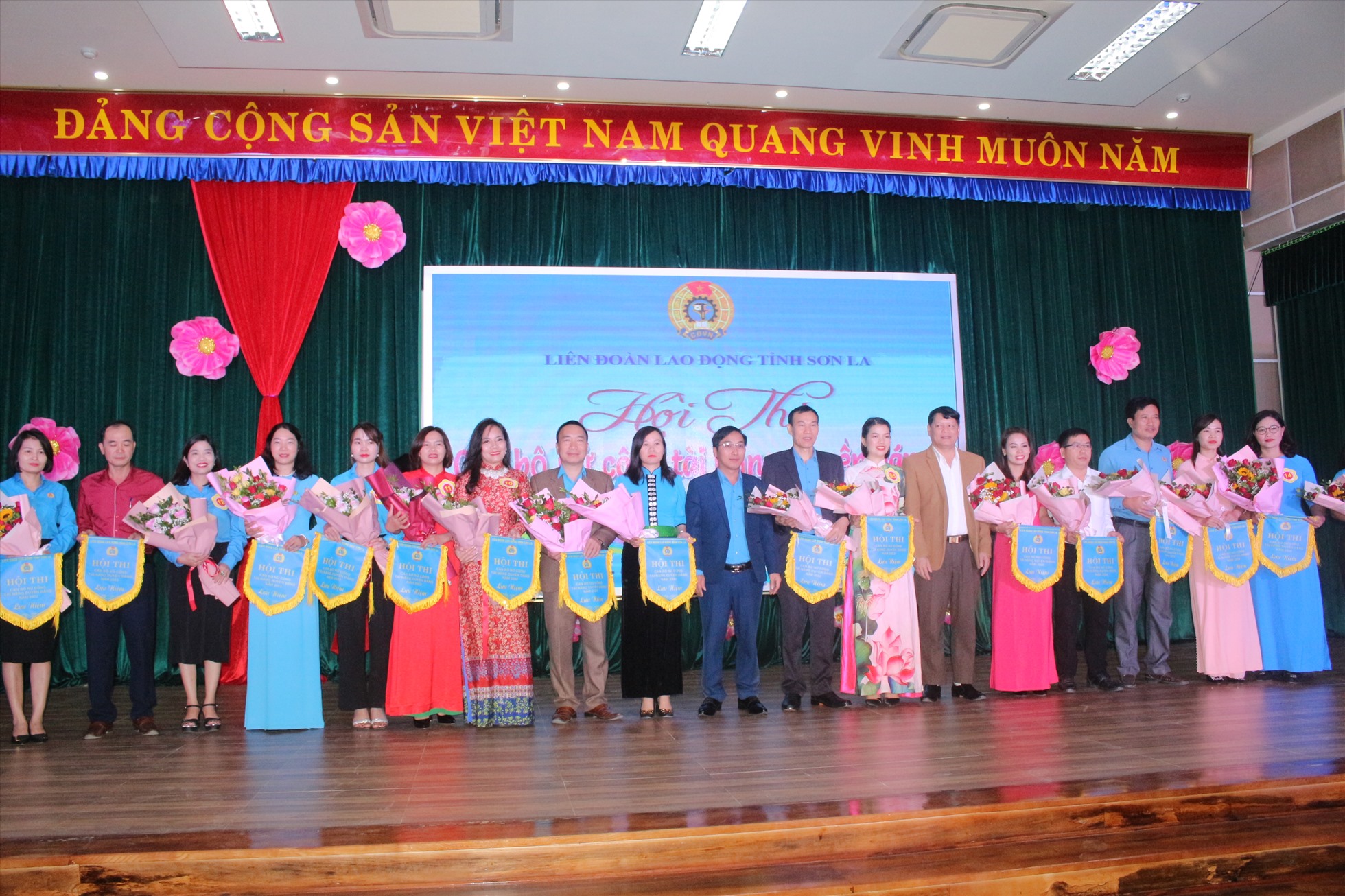 Ban tổ chức trao cờ lưu niệm cho các đơn vị tham dự hội thi.