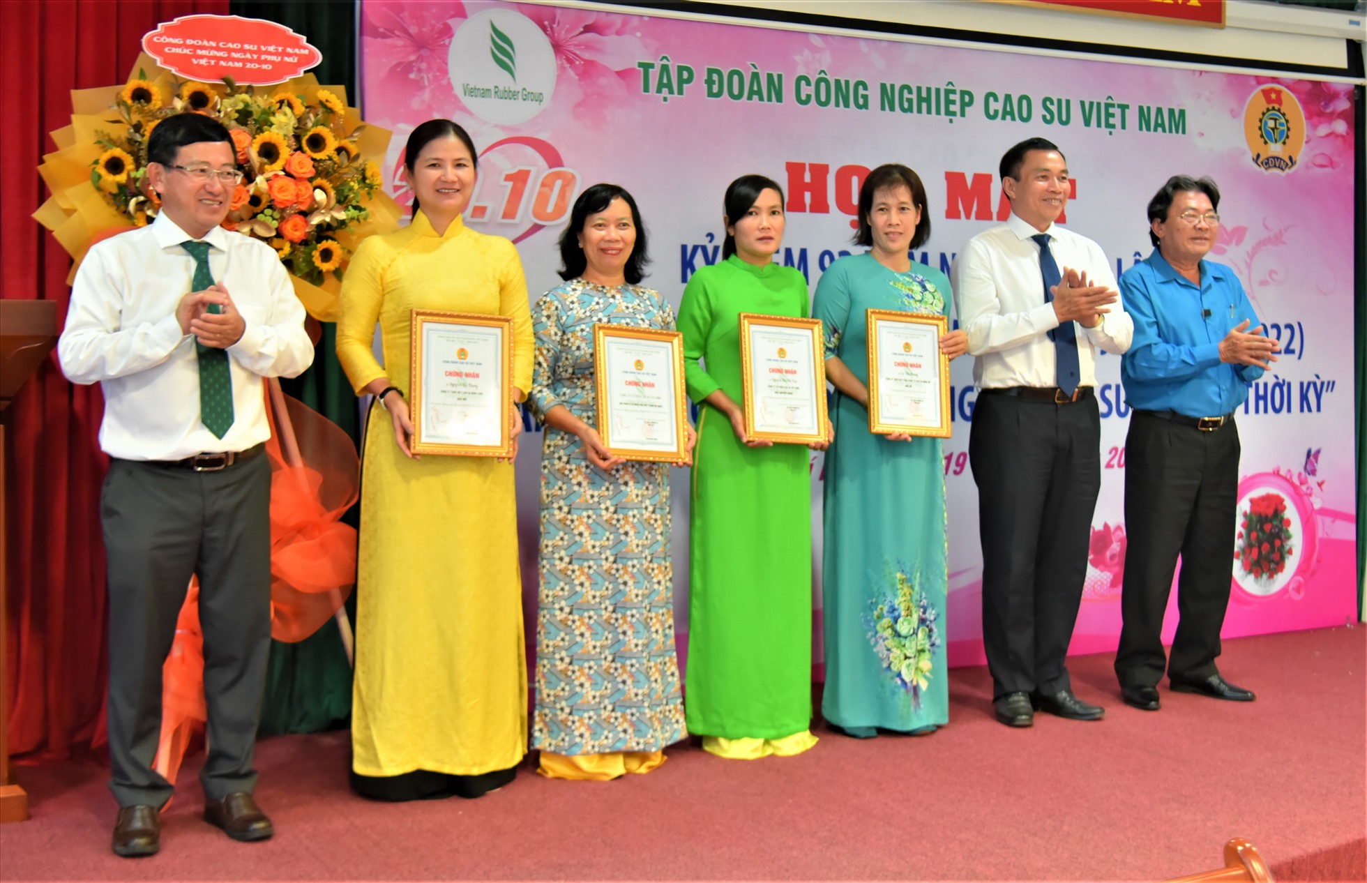 Lãnh đão Tập đoàn Công nghiệp Caosu Việt Nam và Công đoàn Caosu Việt Nam trao giải cho các tác giả đoạt giải cuộc thi viết “Gương sáng phụ nữ ngành caosu Việt Nam“. Ảnh: Nam Dương