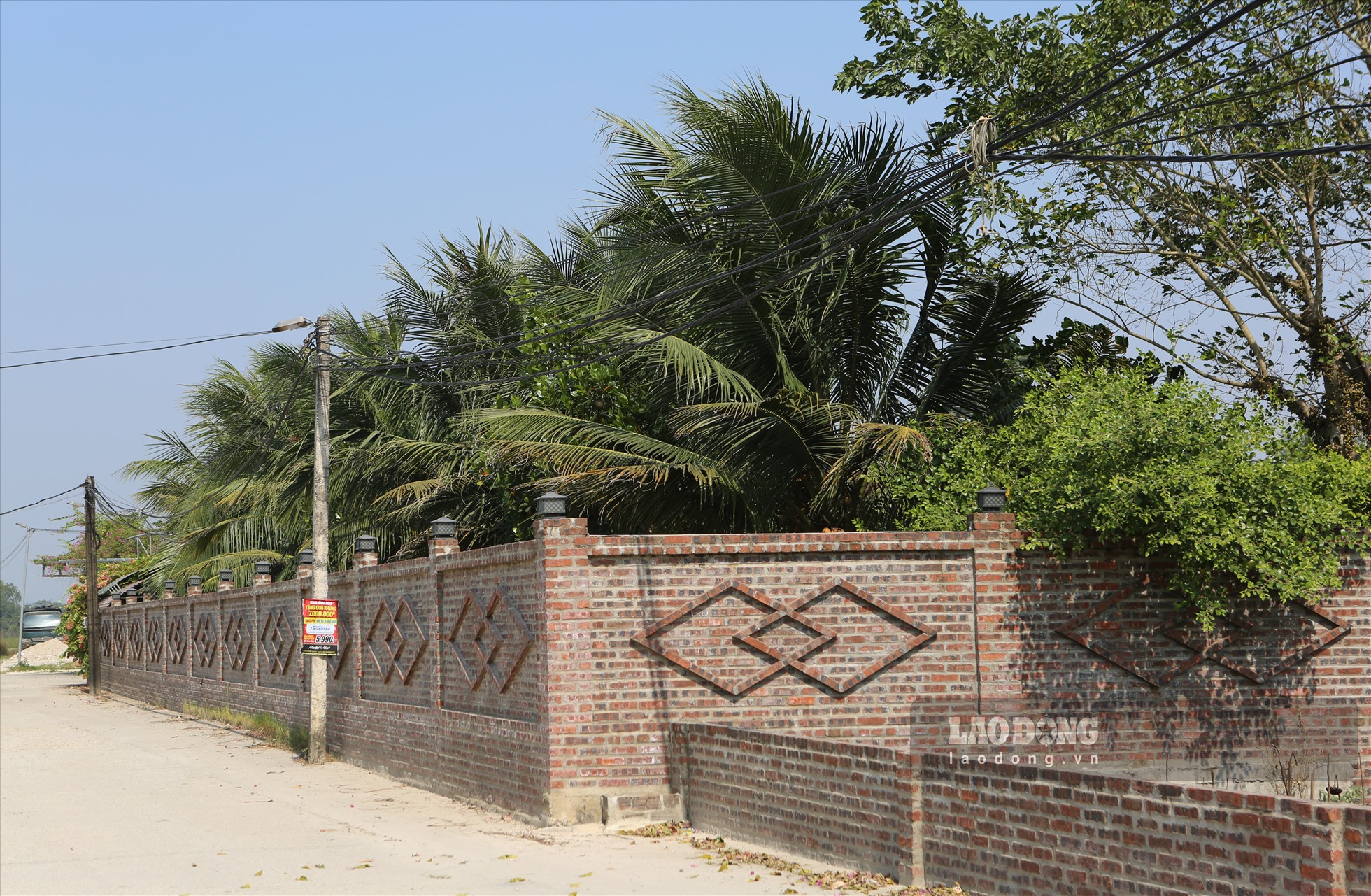 Tường bao xung quanh tại khu trang trại khủng ở phường Phú Sơn.