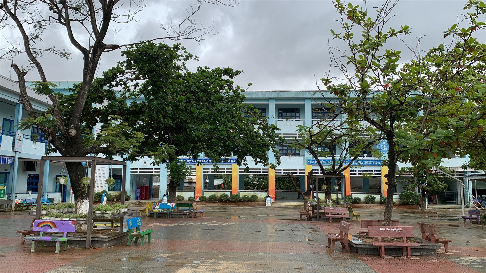 Đến ngà 19.10, trong lúc các điểm trường khác trên địa bàn thành phố Đà Nẵng, học sinh đã đi học trở lại bình thường thì sân trường Hồng Quang vẫn trong cảnh vắng lặng.