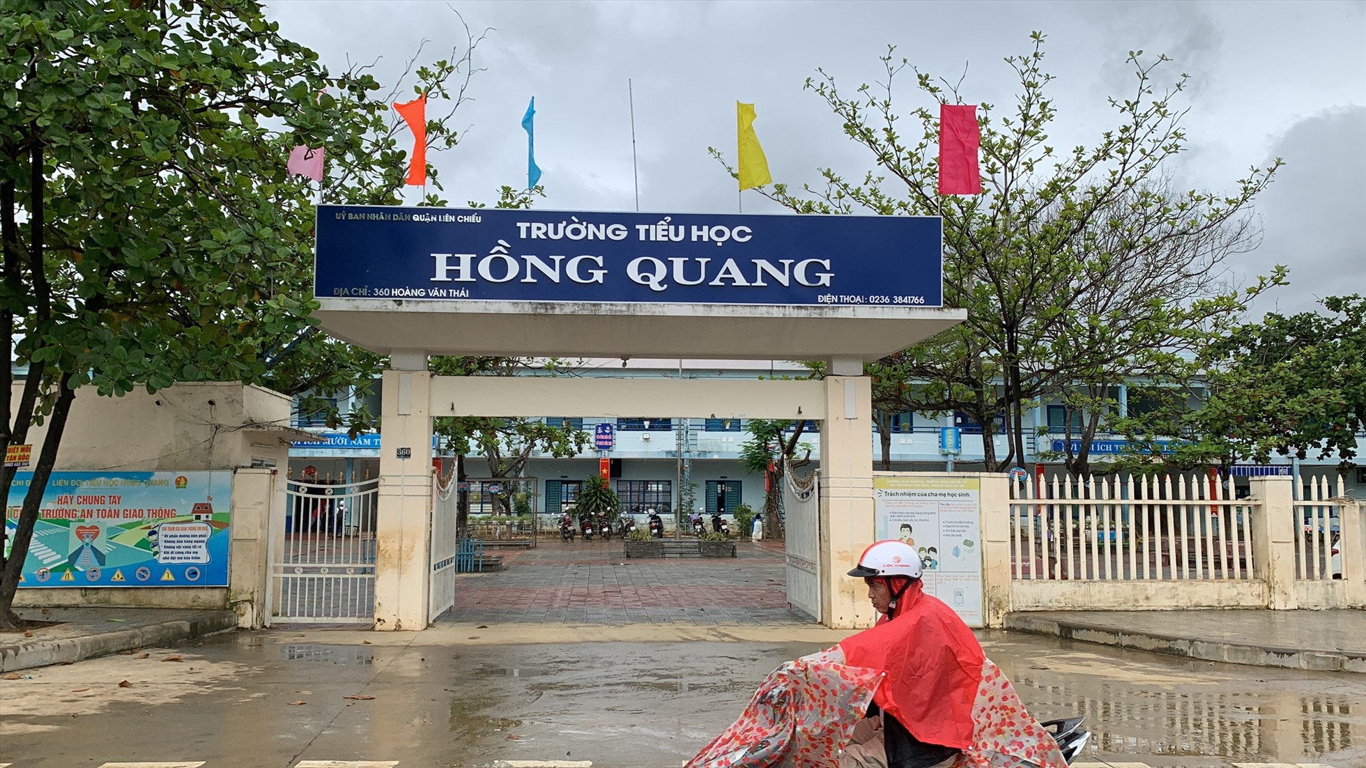 Trường Tiểu học Hồng Quang nằm trên đường Hoàng Văn Thái là một trong những điểm trường bị ngập sâu nhất của thành phố Đà Nẵng trong đợt mưa lũ 14.10 vừa qua.
