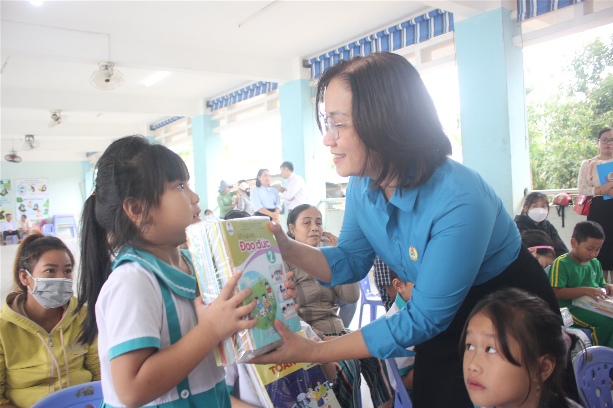 Để giúp các em học sinh yên tâm đến trường, Liên đoàn Lao động đã trao tặng học sinh Trường Tiểu học Hồng Quang 876 bộ sách giáo khoa mới, trị giá hơn 267 triệu đồng.