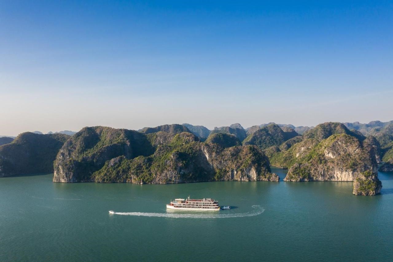 Heritage Cruises Cát Bà Archipelago.