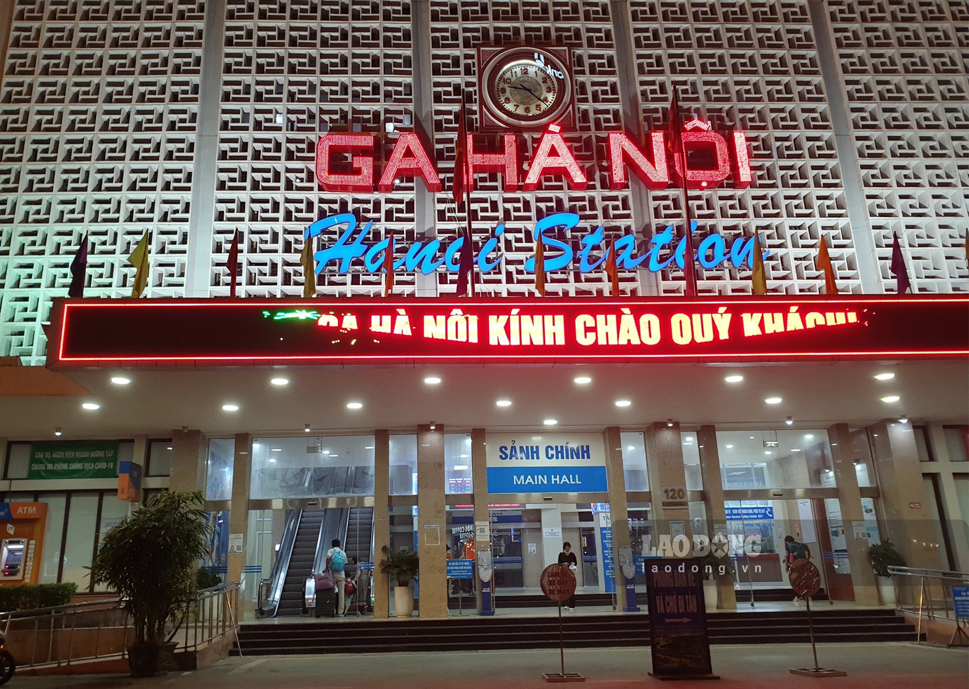 Ga Hà Nội nơi chuyến tàu SP3 xuất phát lúc 22h đêm 19.10. Ảnh: AT.