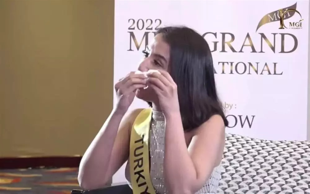 Miss Grand Thổ Nhĩ Kỳ bật khóc khi chia sẻ về quá trình chuẩn bị tham gia cuộc thi. Ảnh: CMH