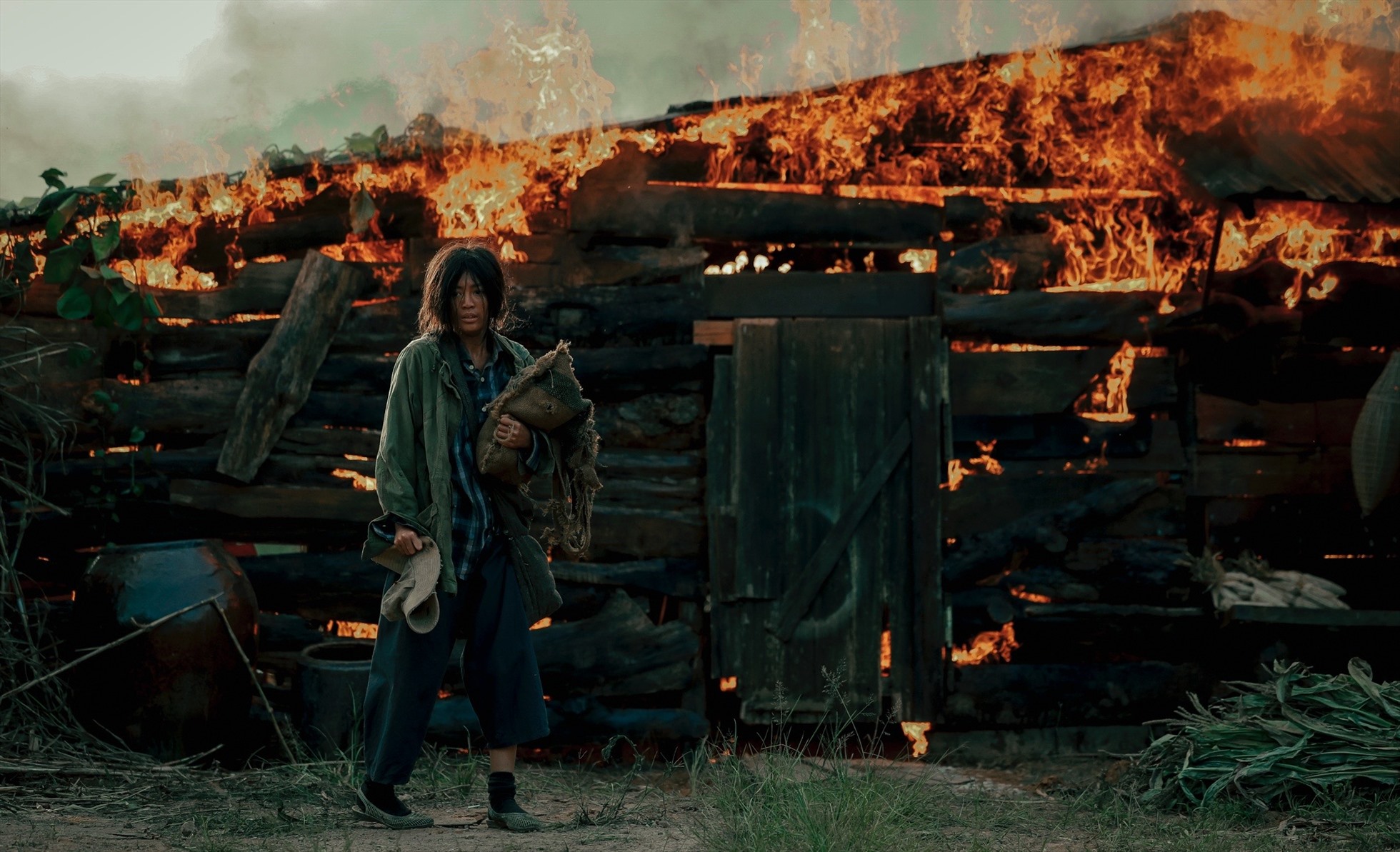Một cảnh cháy có sự góp mặt của Lan Ngọc trong phim. Ảnh: NVCC