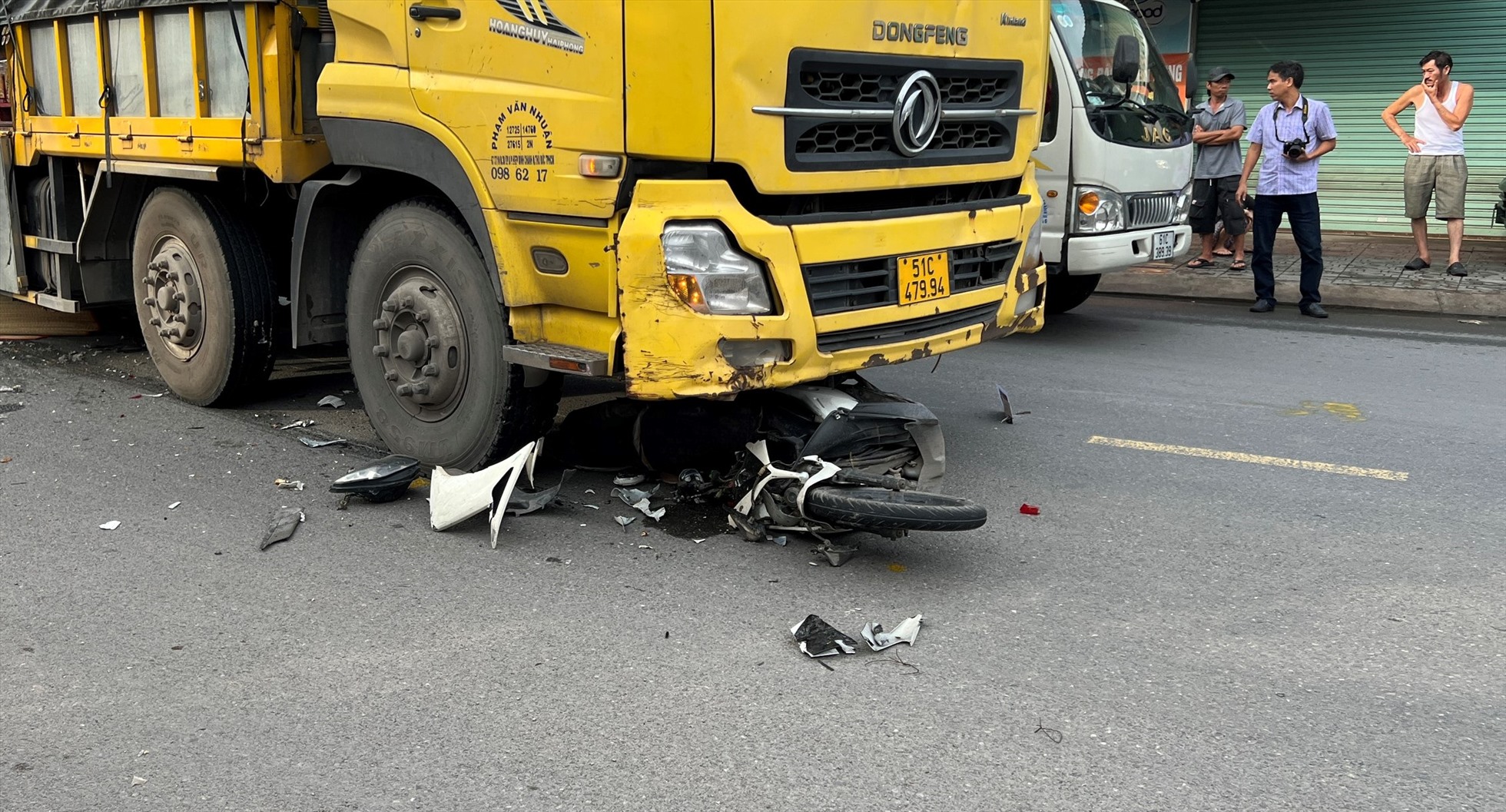 Xe máy của nạn nhân bị hư hỏng nặng.