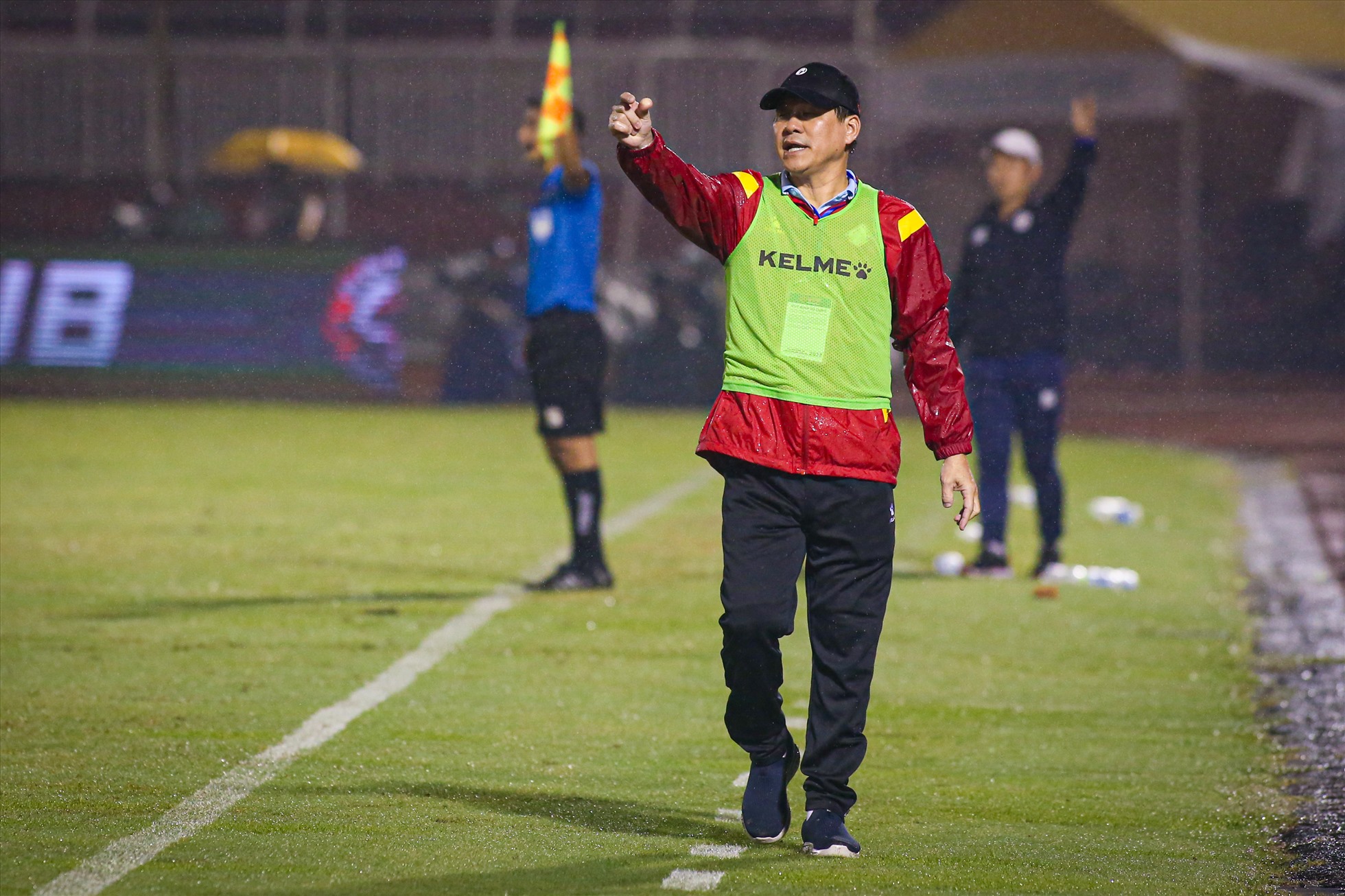 Trận thua đậm trước Hà Nội khiến TPHCM tiếp tục đứng cuối bảng xếp hạng V.League 2022. Huấn luyện viên Vũ Tiến Thành vẫn còn nhiều việc phải làm để giúp TPHCM sớm thoát khỏi nhóm nguy hiểm và giành vé trụ hạng ở mùa giải năm nay.