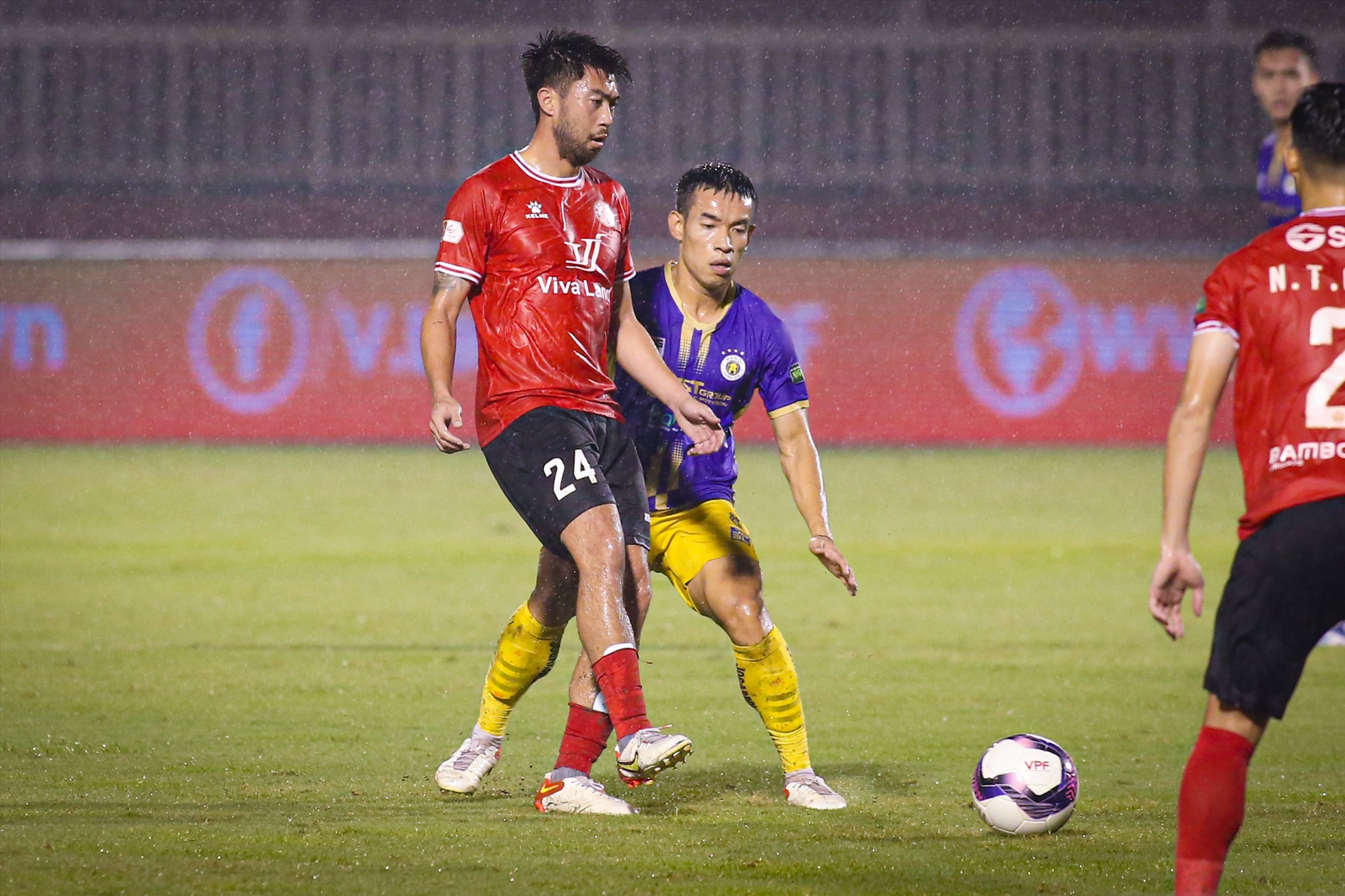 TPHCM dần kiểm soát bóng nhiều hơn sau khi nhận 3 bàn thua. Tuy nhiên, một mình Lee Nguyễn vẫn không thể kết nối hàng tiền vệ với các cầu thủ tấn công của TPHCM.