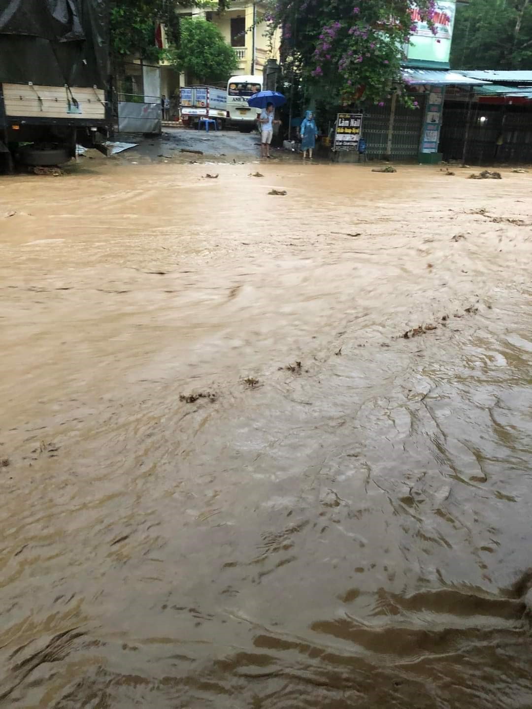 Hiện nay nhiều hộ dân tại thị trấn Mường Xén đã bị nước tràn vào nhà. Ảnh: QĐ