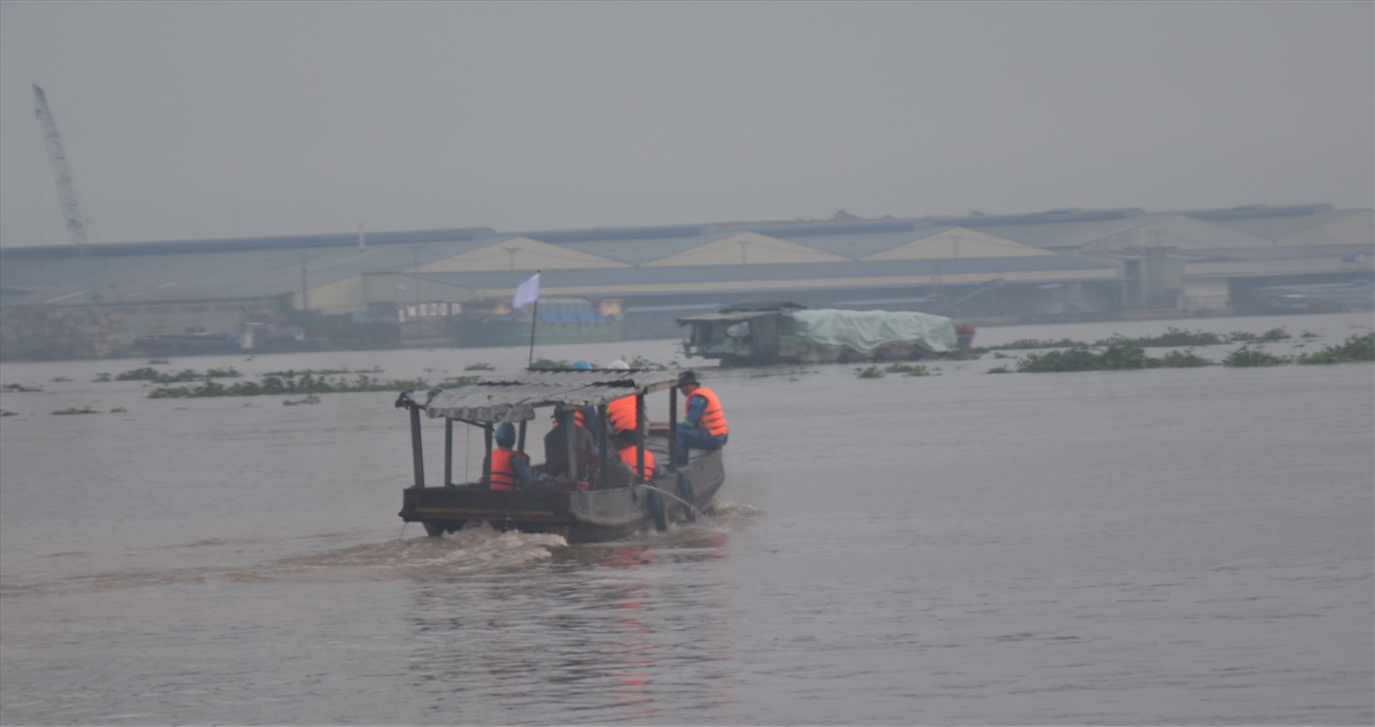 Hơn 38 giờ sau khi một công nhân rơi xuống Sông Tiền mất tích xảy ra tại tháp trụ T16 của cầu Mỹ Thuận 2 phía bờ Vĩnh Long, lực lượng đã dùng các phương tiện nỗ lực tìm kiếm công nhân mất tích. Ảnh: Th.N