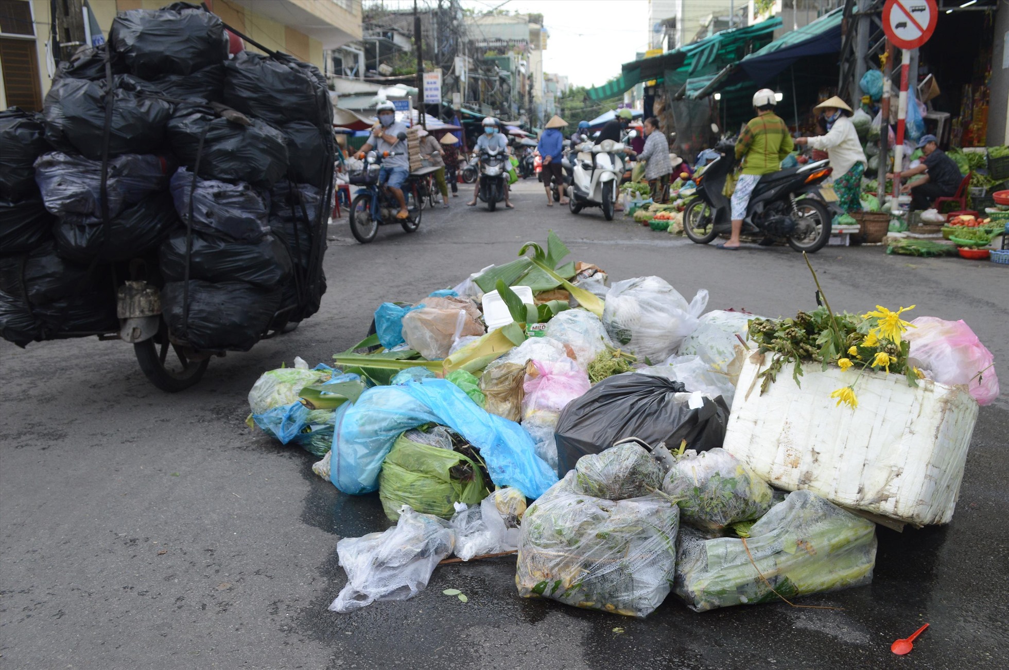 Rác thải ùn ứ ở chợ tỉnh Quảng Ngãi.