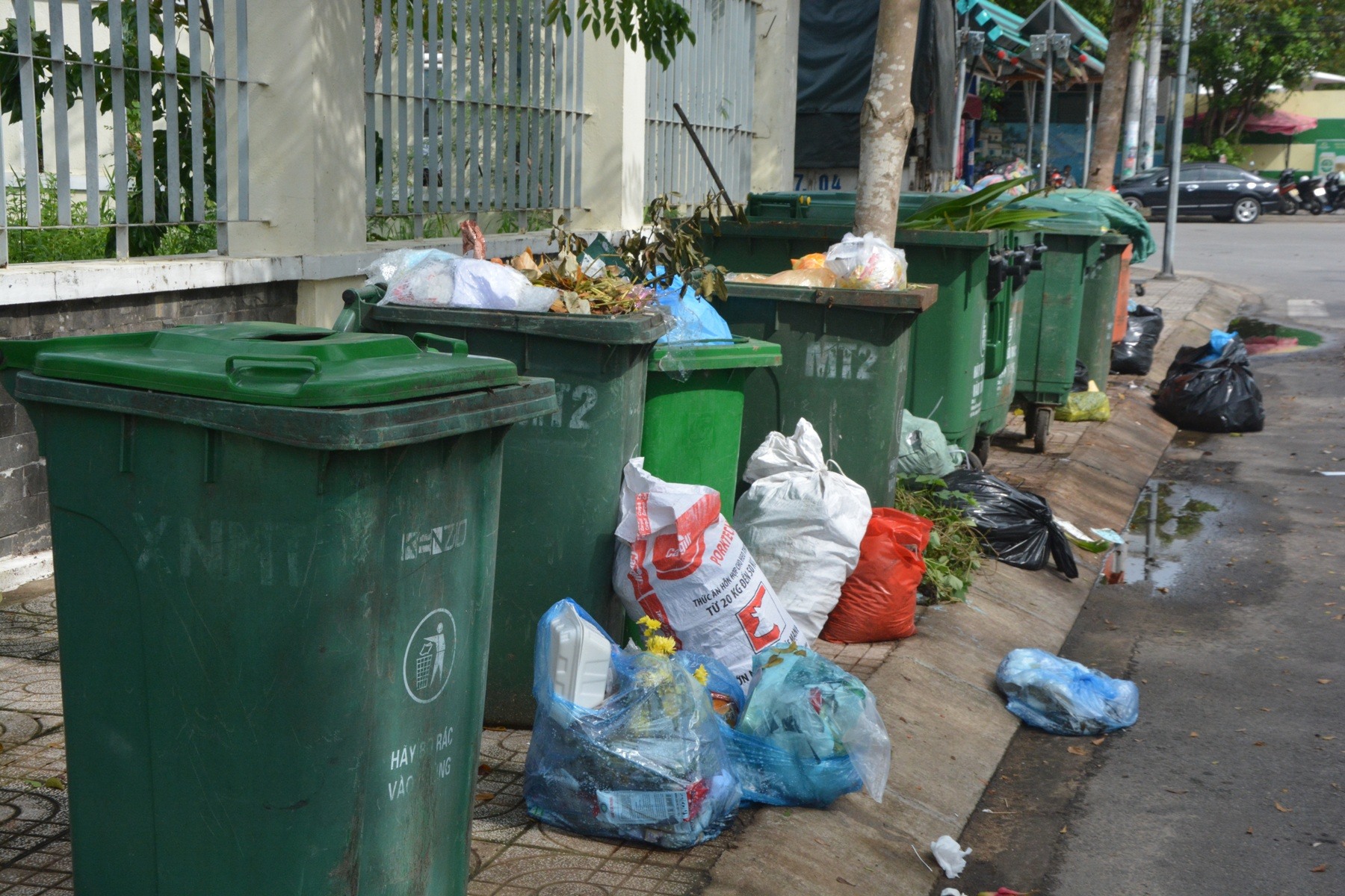 Các thùng rác thải ở TP.Quảng Ngãi đã kẹt cứng.