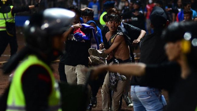 Cảnh tượng hỗn loạn trên sân vận động Kanjuruhan. Ảnh: CNN Indonesia.
